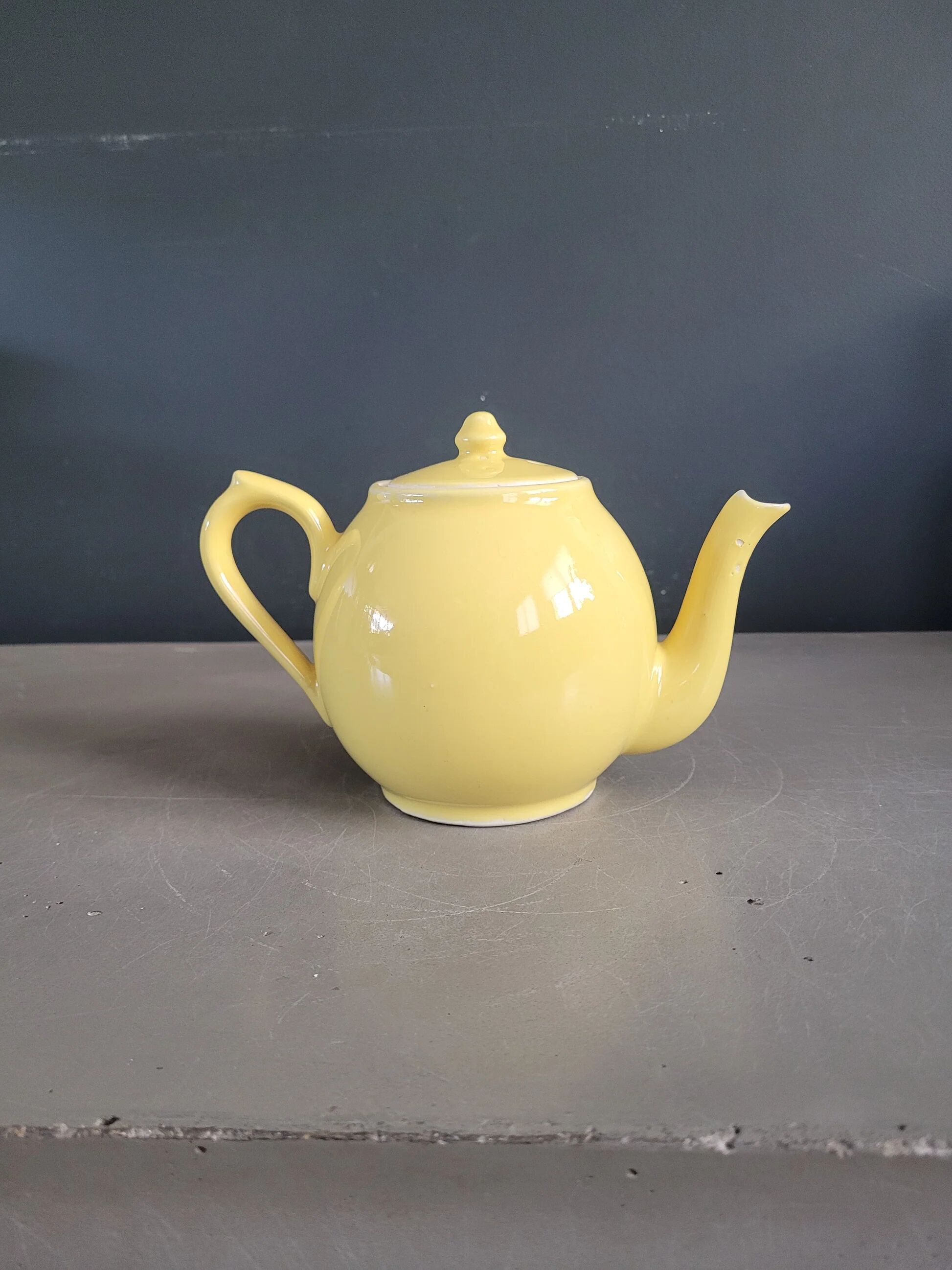 Old yellow porcelain teapot - 0.7L - Ref 890