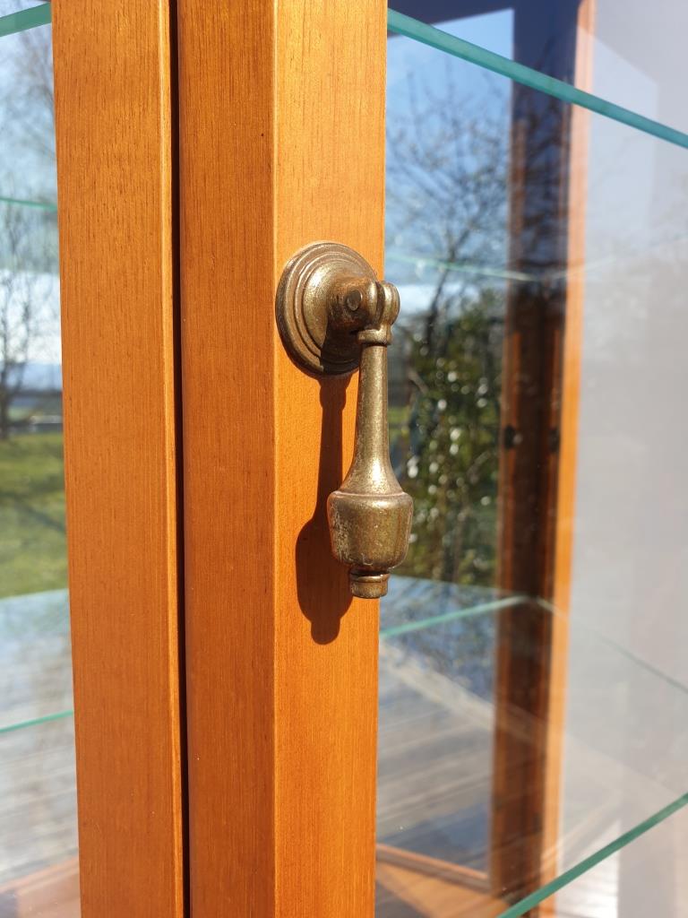 Trapeze window 4 shelves glass displays