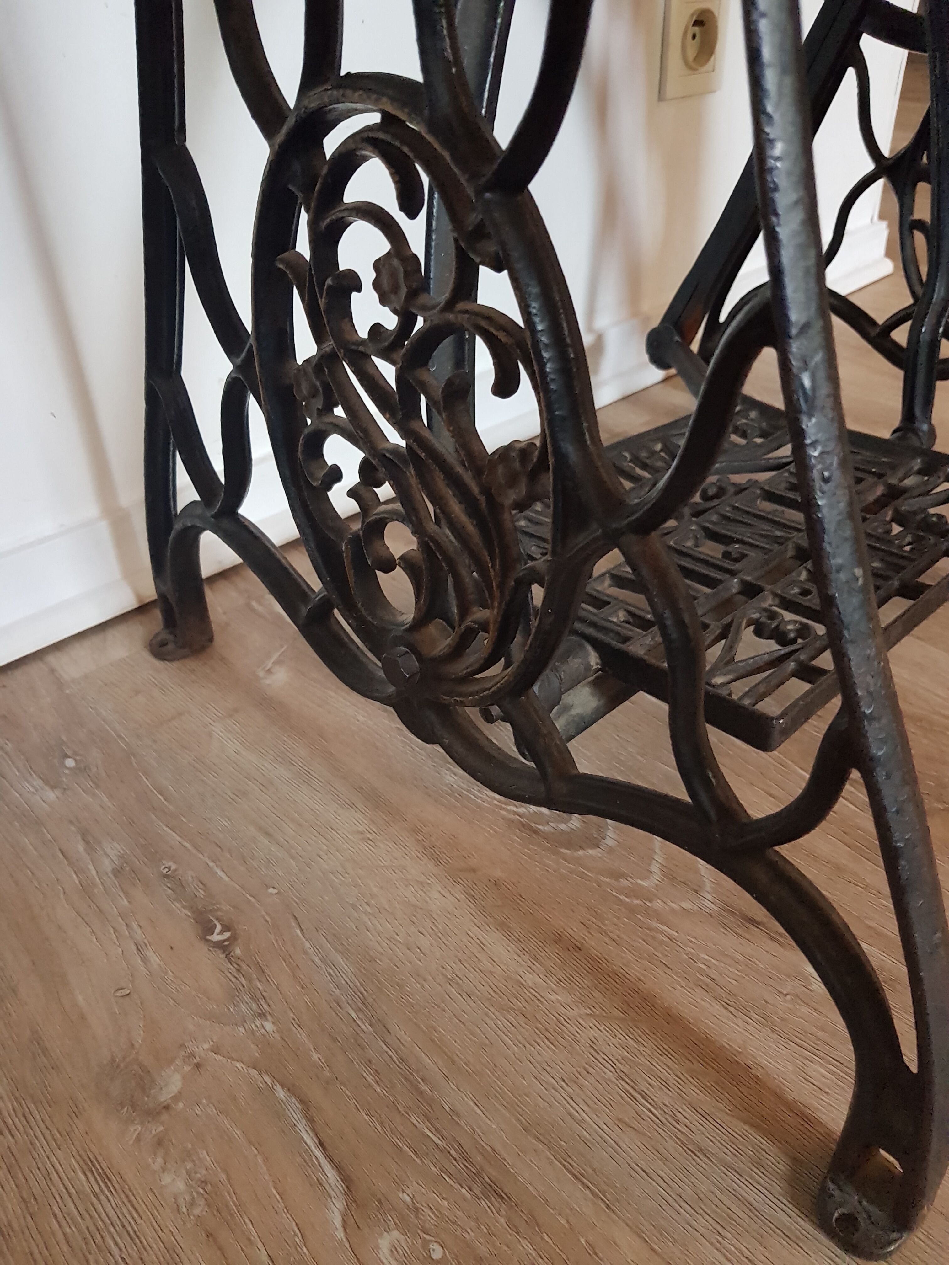 Old sewing machine H. Vigneron