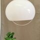 Suspension Meblo blanche vintage : luminaires italiens des années 1970, inspirés de l'ère spatiale.