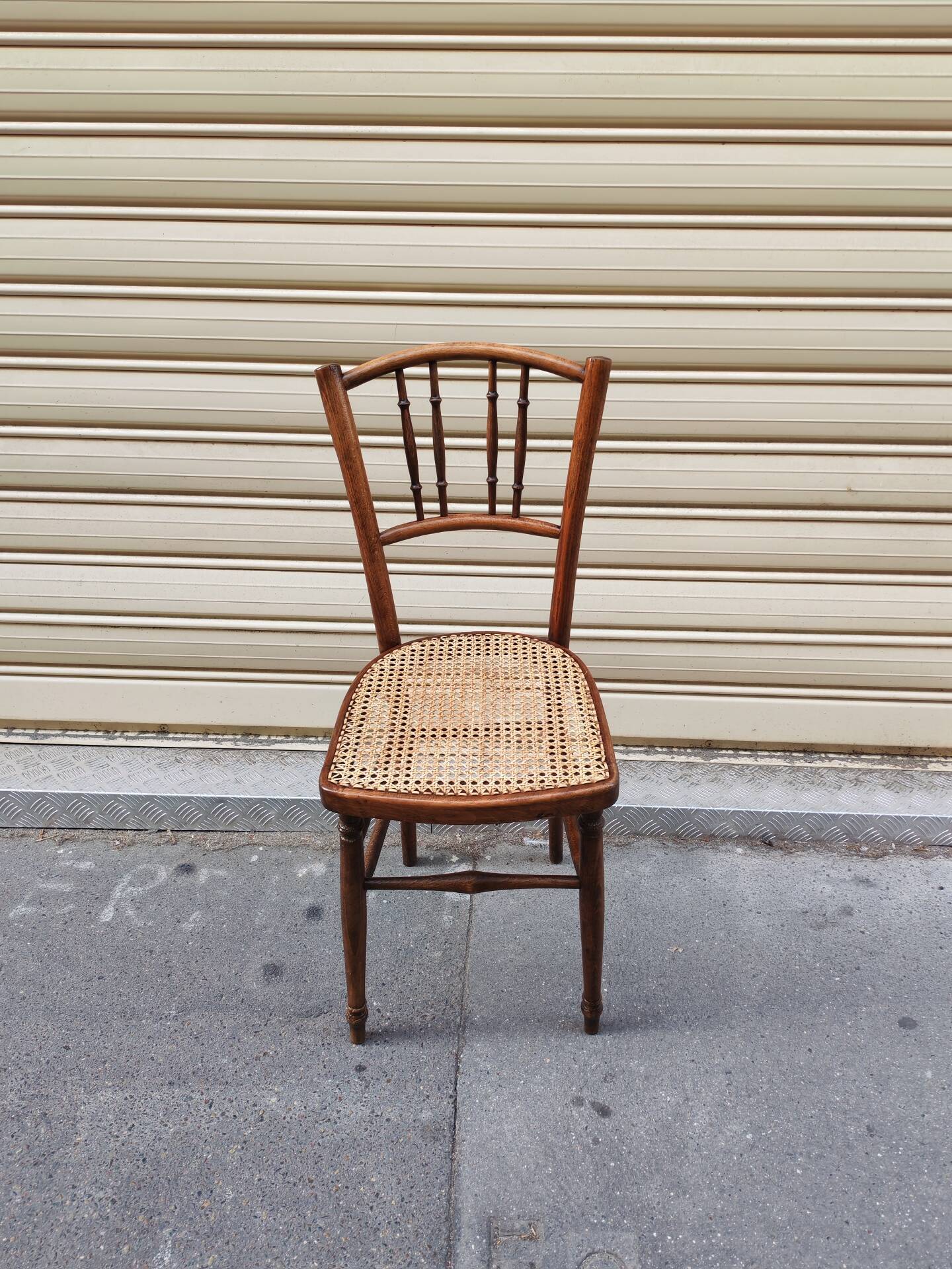 Bistro chair in wood and caning from the 1900s.