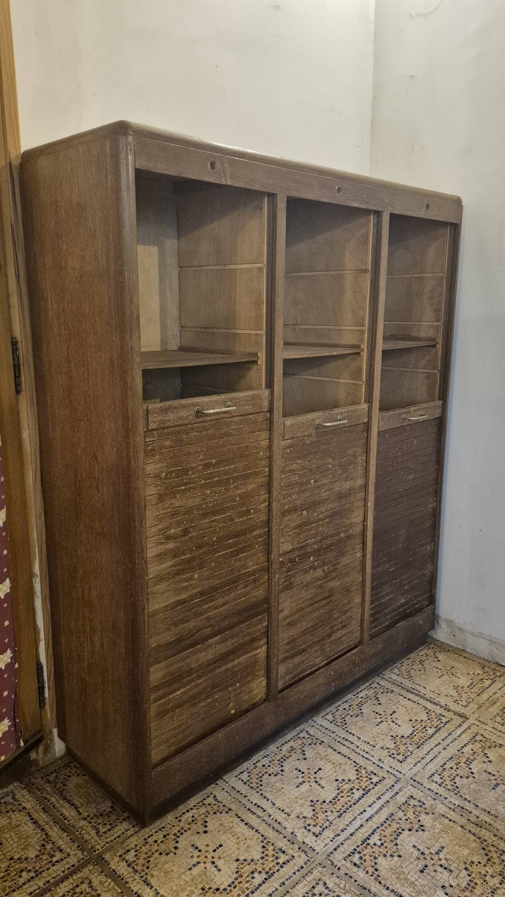 Beau meuble classeur ancien en bois, composé de 3 compartiments avec