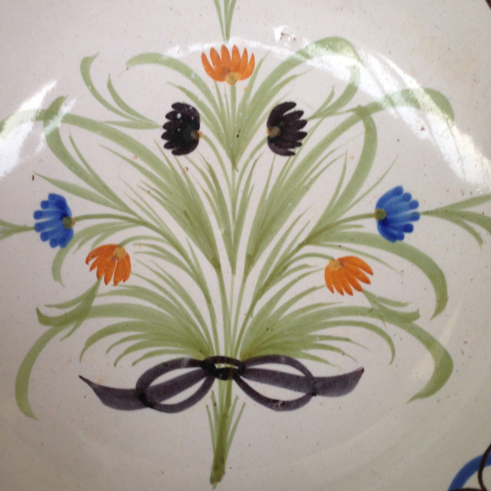 Flat hollow earthenware