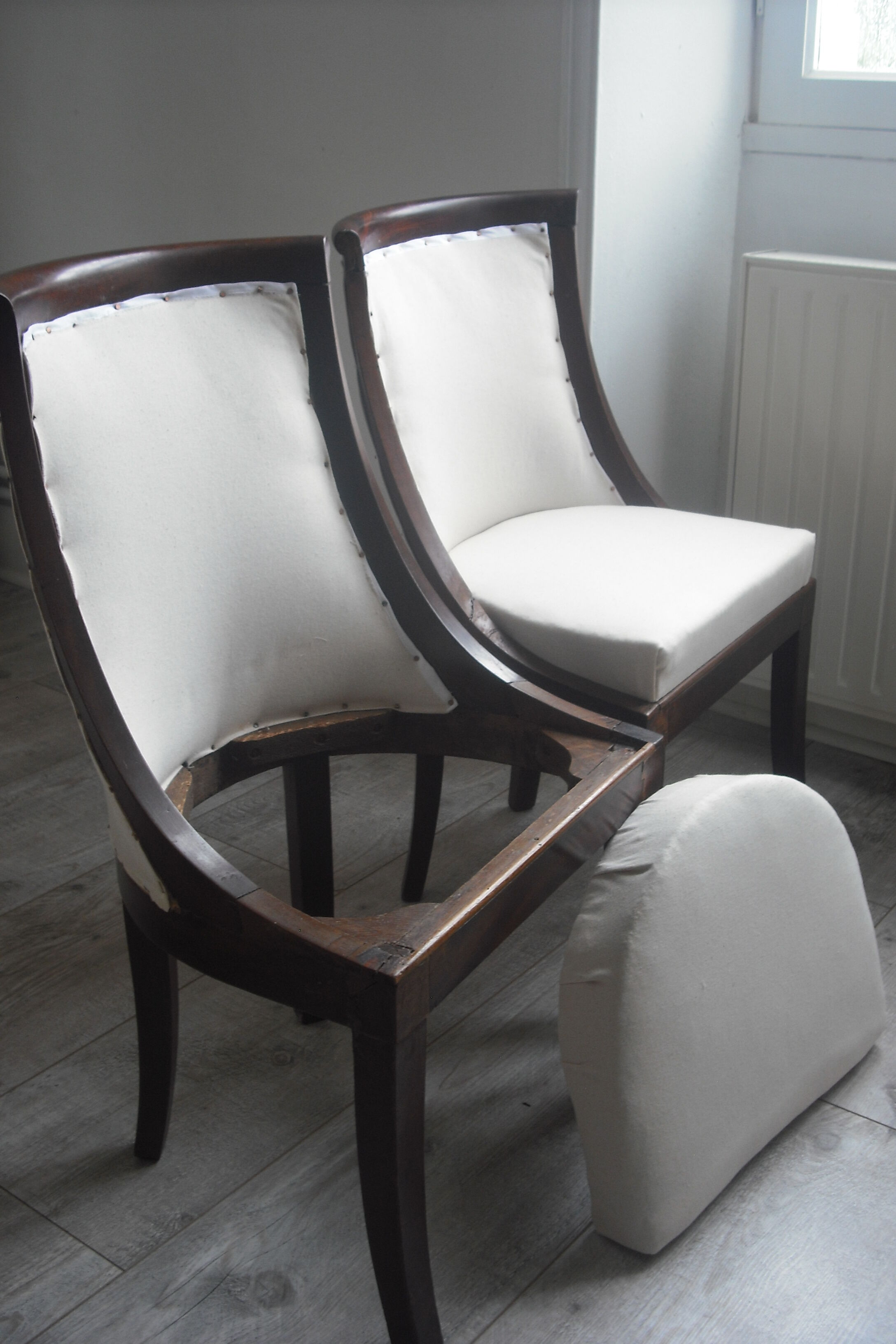 2 Trimmed armchairs