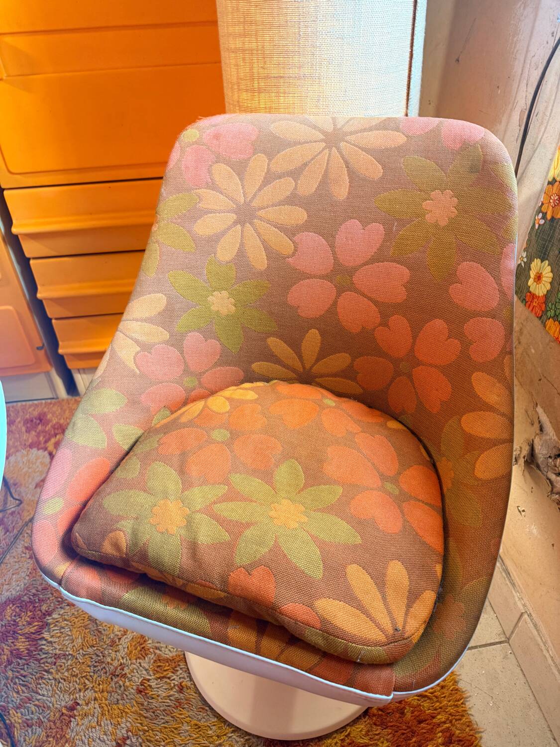 Table and tulip leg chair, vintage space age from the 70s.