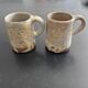 Paire de mugs en grès signées