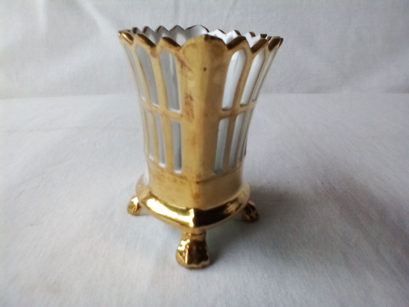 Vase de mariée style empire corbeille en faïence dorée 1868