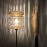 Lampe à poser avec un globe strié doré ancien vintage et un pied doré
