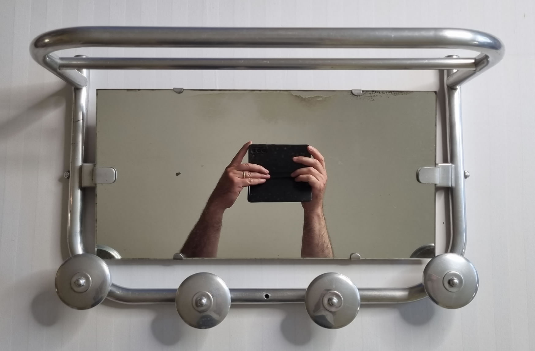 Portemanteau mural en aluminium avec miroir orientable, 4 patères et un porte chapeau, années 50