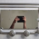 Portemanteau mural en aluminium avec miroir orientable, 4 patères et un porte chapeau, années 50