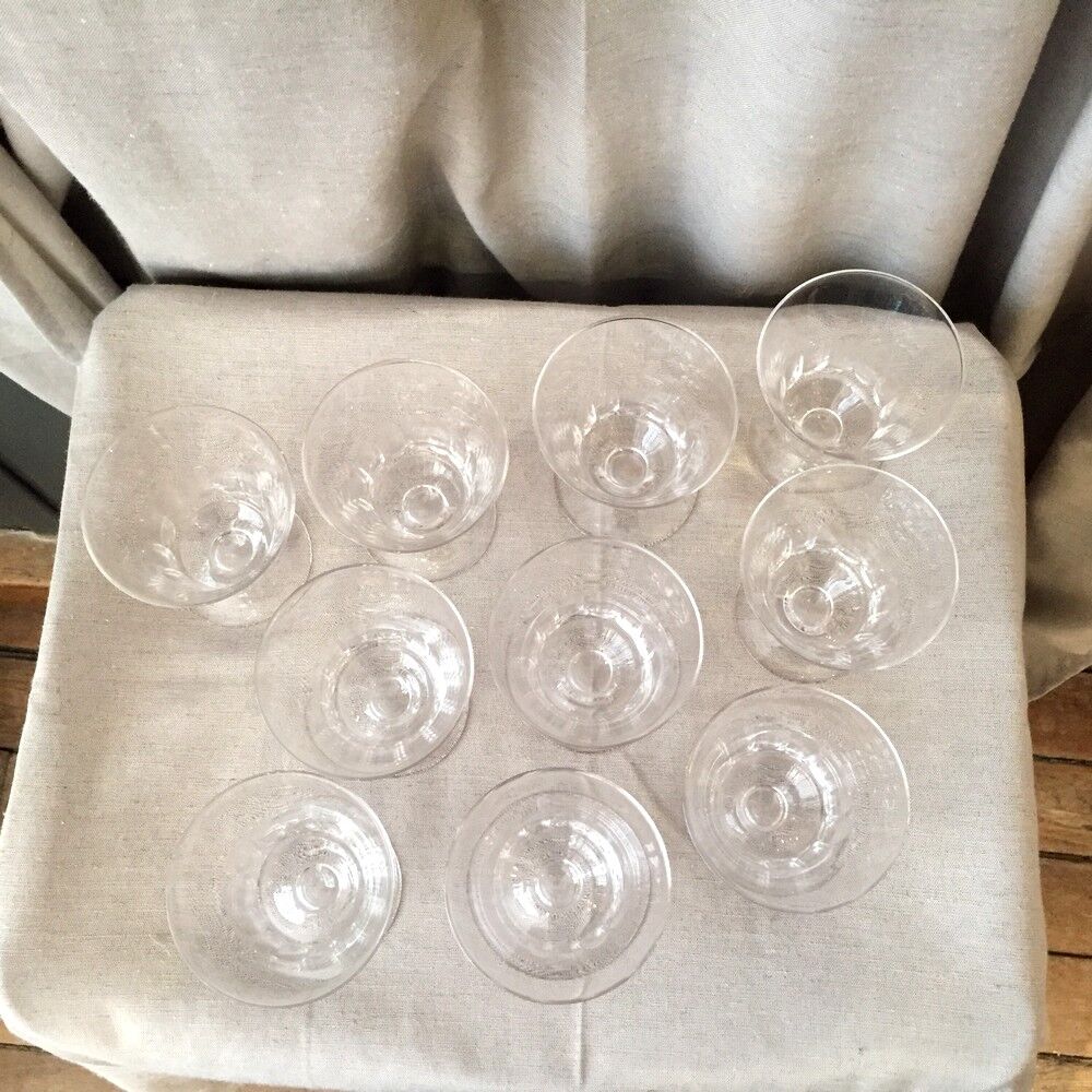 SUITE OF 10 SOBER AND ELEGANT GLASS WINE GLASSES