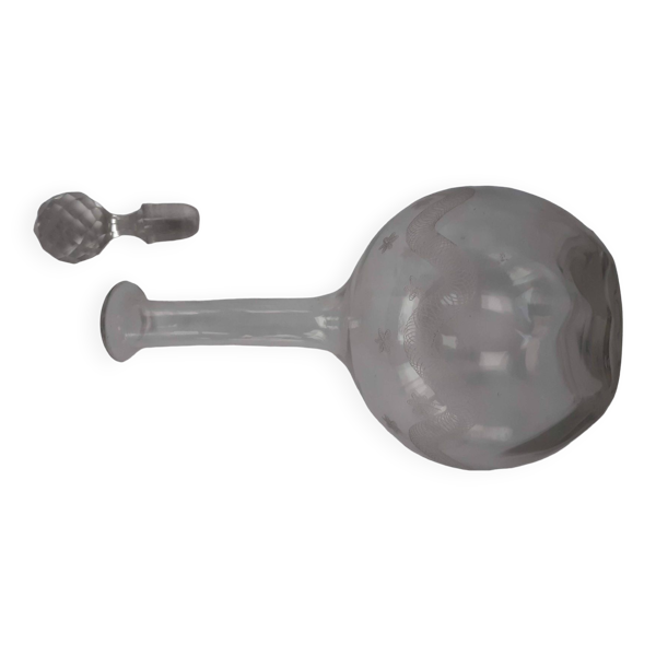 Carafe ancienne à vin en cristal gravé