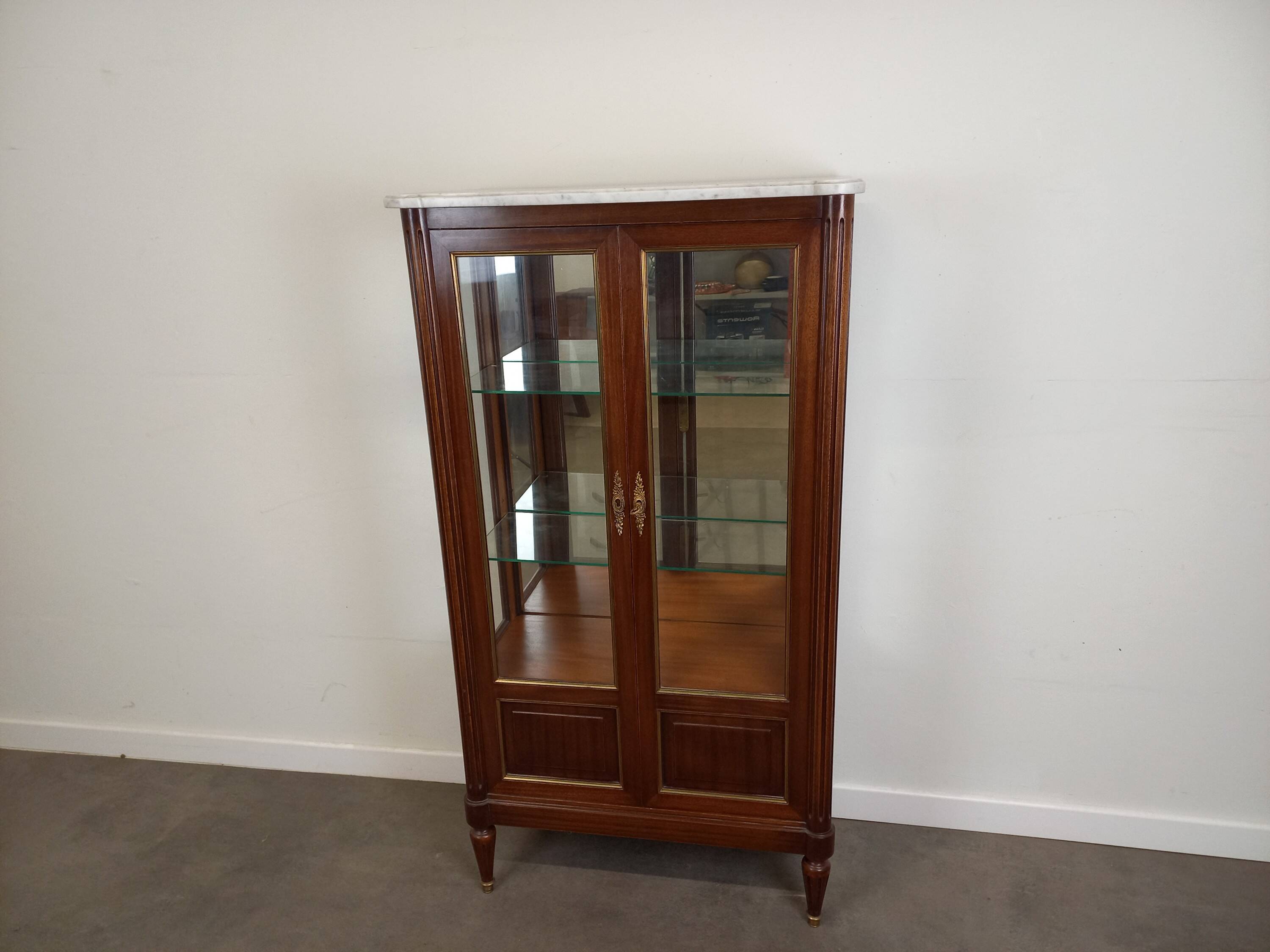 Vitrine de style Louis XVI