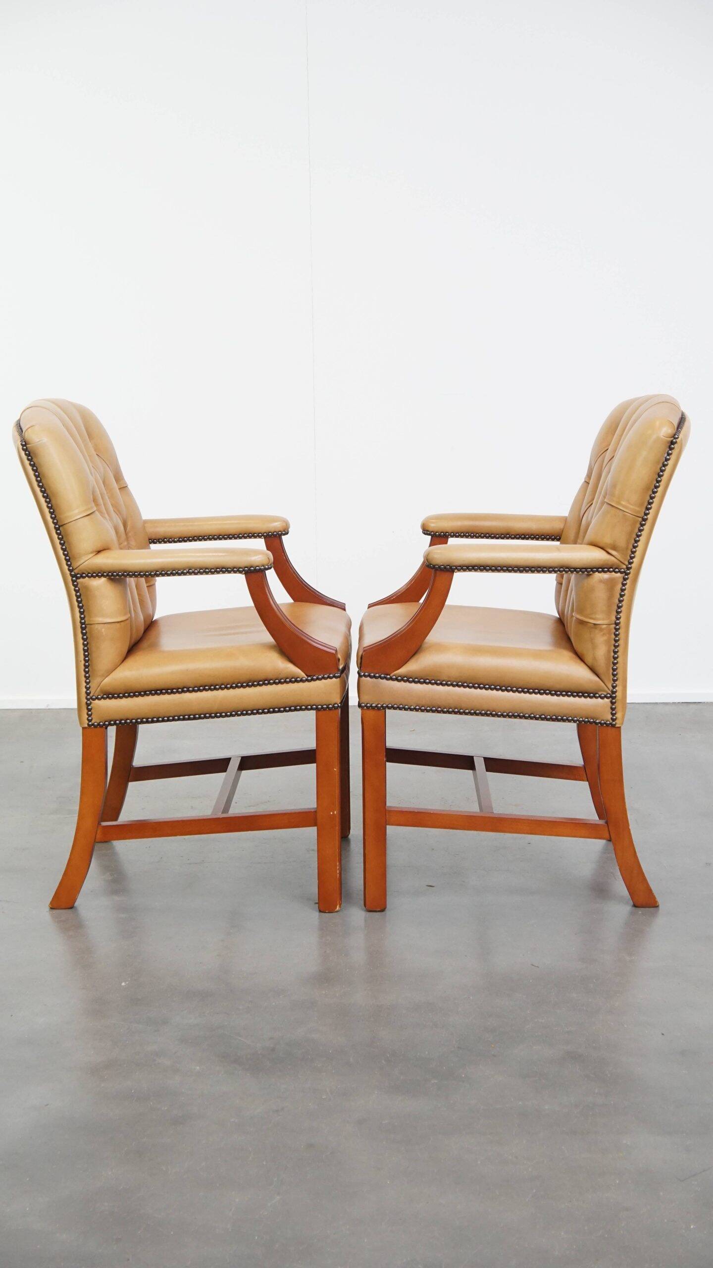 Set of 4 cowhide leather Chesterfield dining chairs in light cognac colour