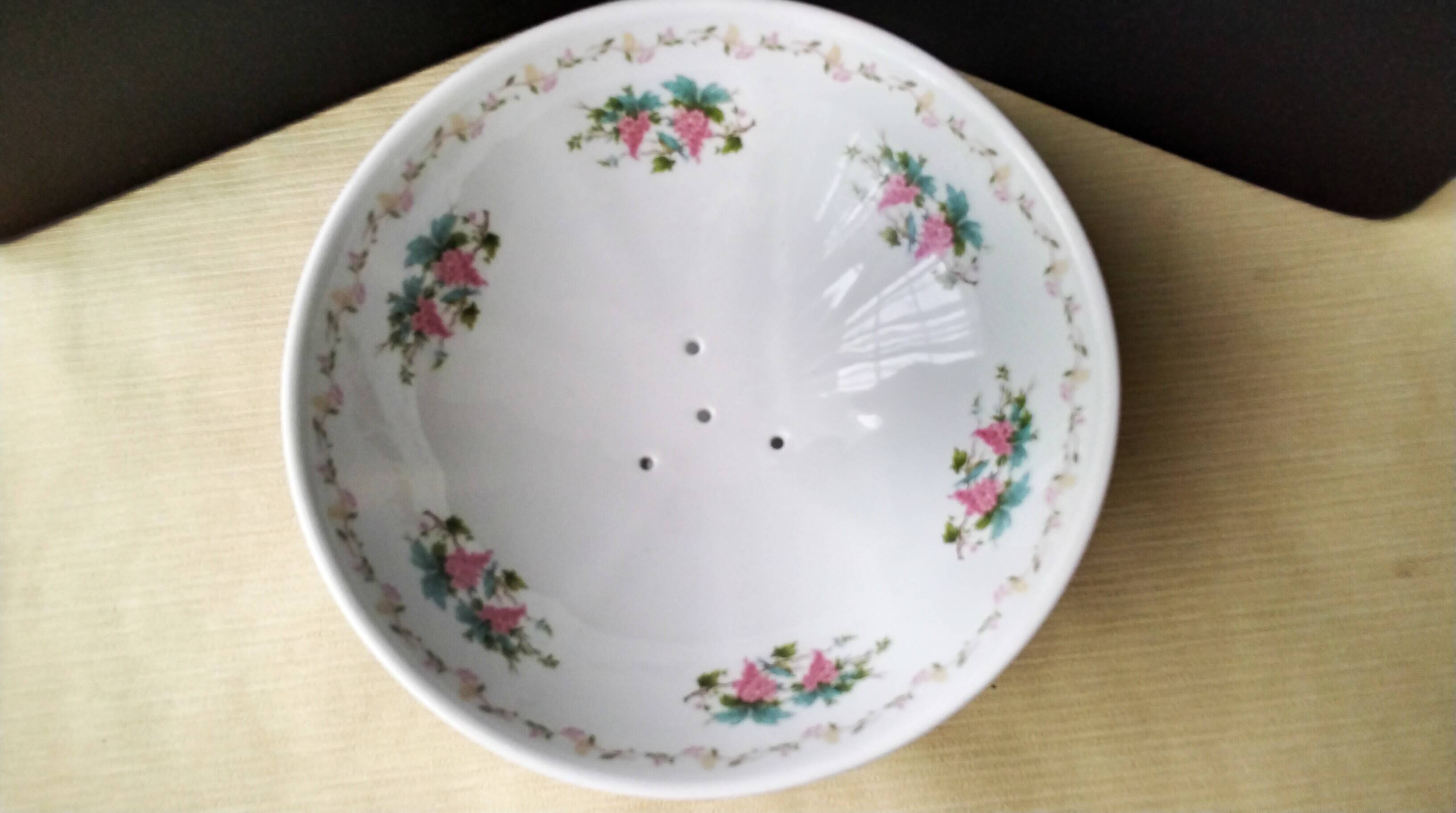 Fruit drainer and its porcelain dish by Pillivuyt.