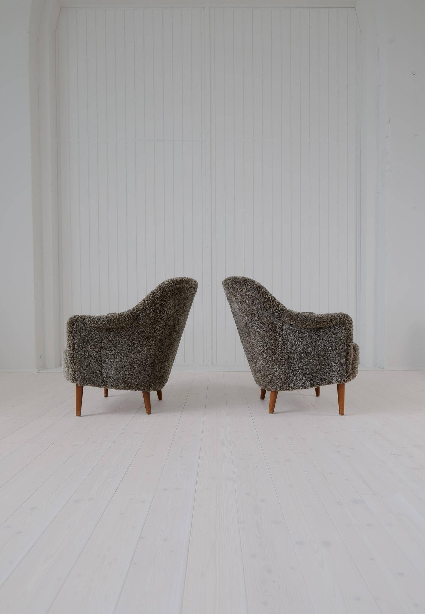 Samspel lounge chairs in sheepskin/mouton modernist mid-century by Carl Malmsten.