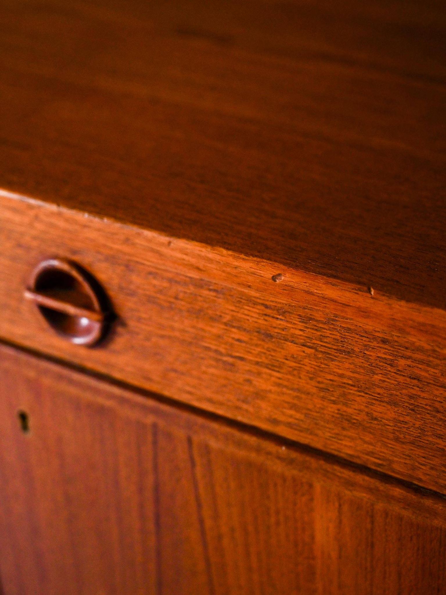 Buffet scandinave avec portes battantes