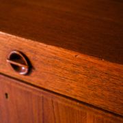 Buffet scandinave avec portes battantes