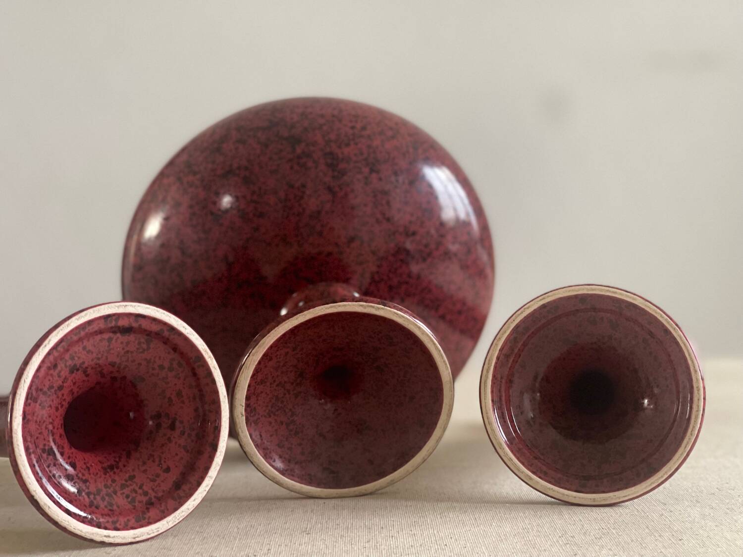 Candlesticks and bowl in speckled ceramic.