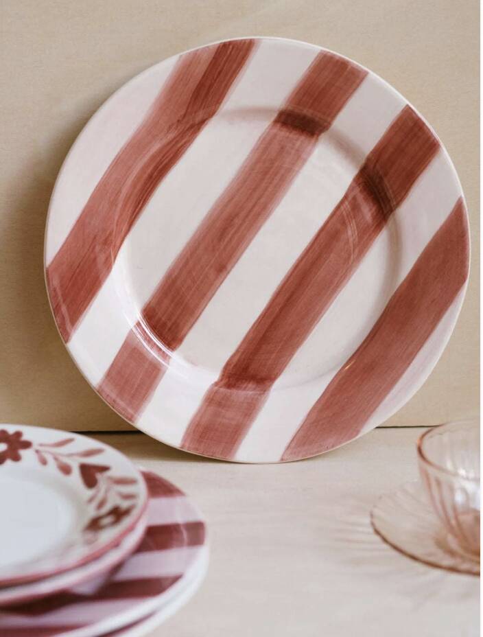 Assiette plate en céramique peinte à la main