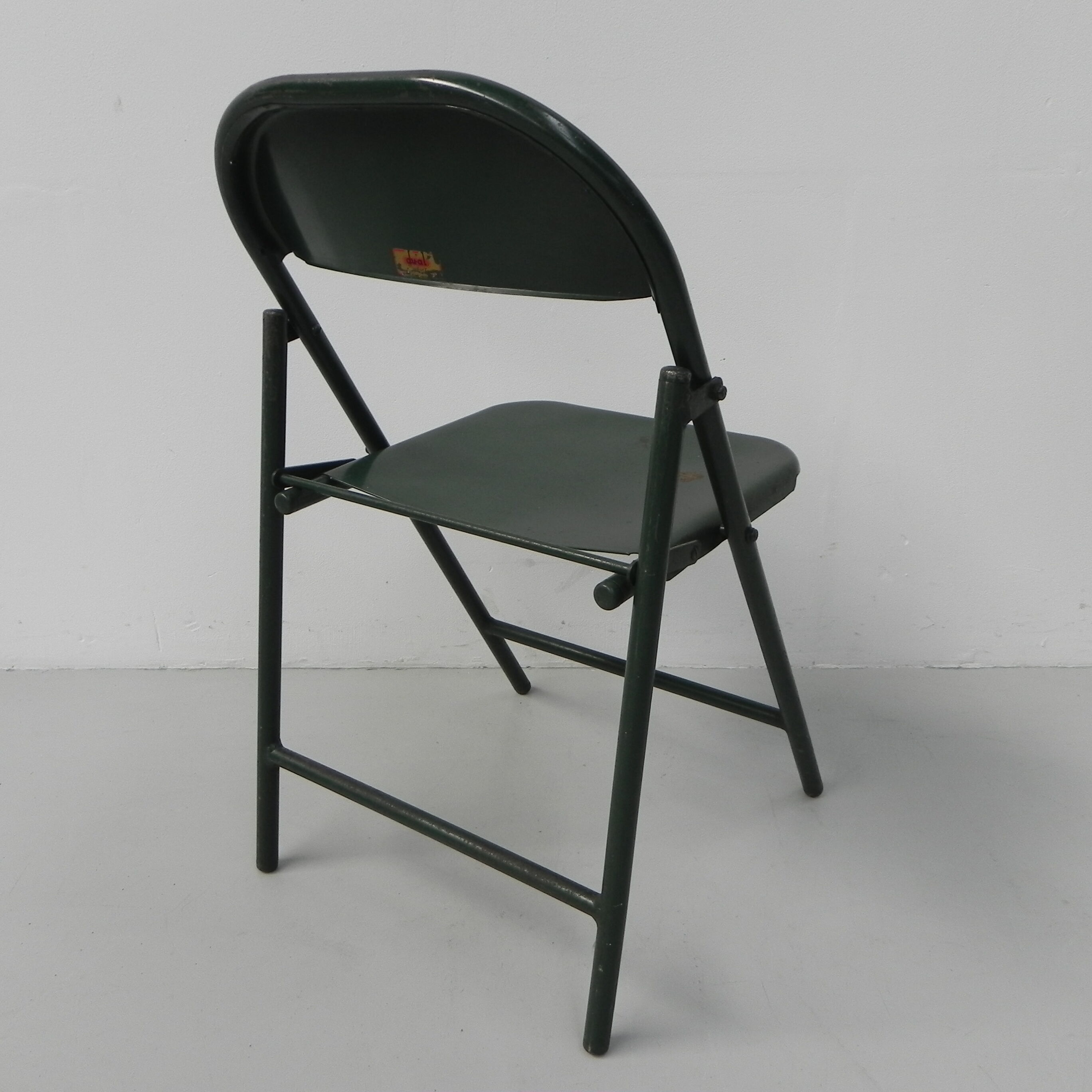 https://tiltvintagedesign.com/gb/furniture/3926-set-of-4-industrial-steel-folding-chairs-du-al-dare-