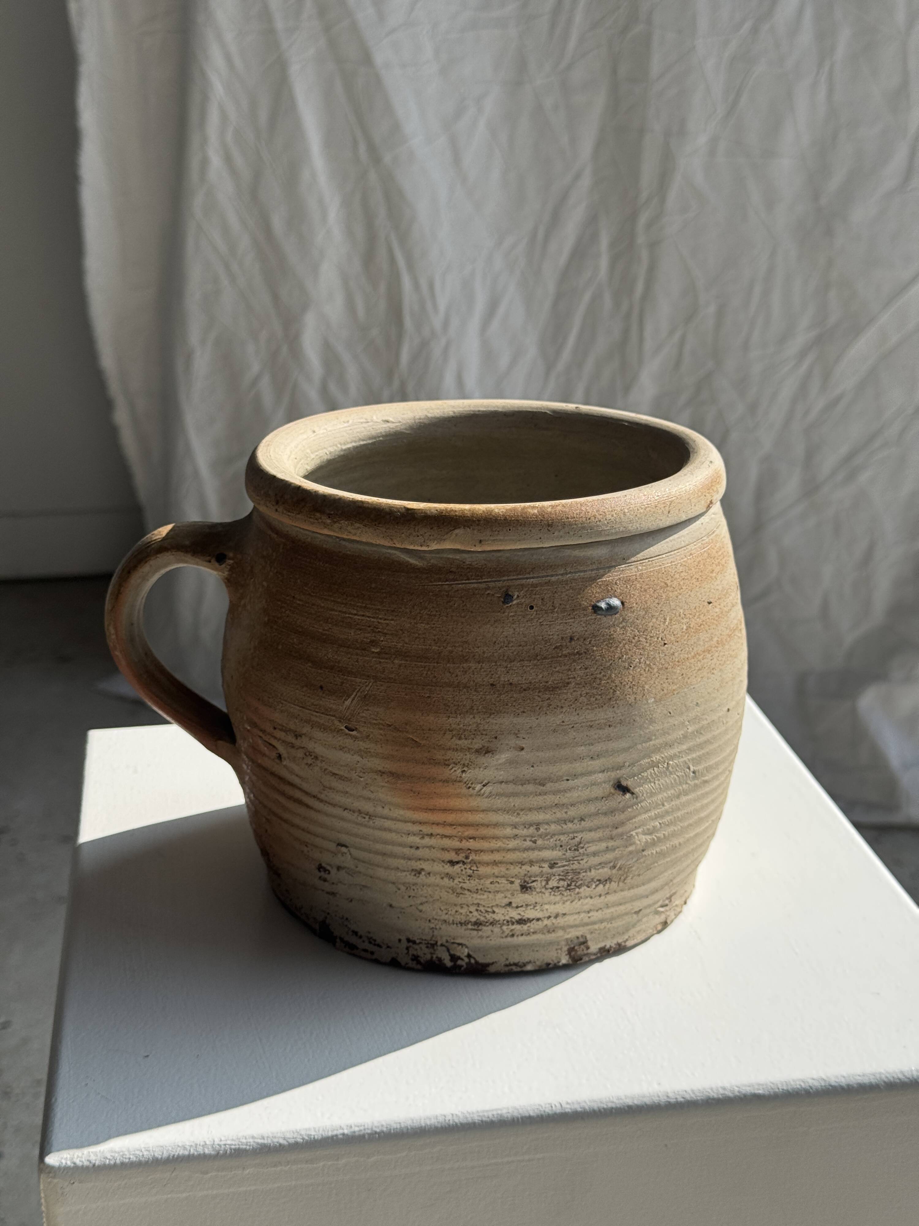 Large stoneware pot with ribbed handle H16