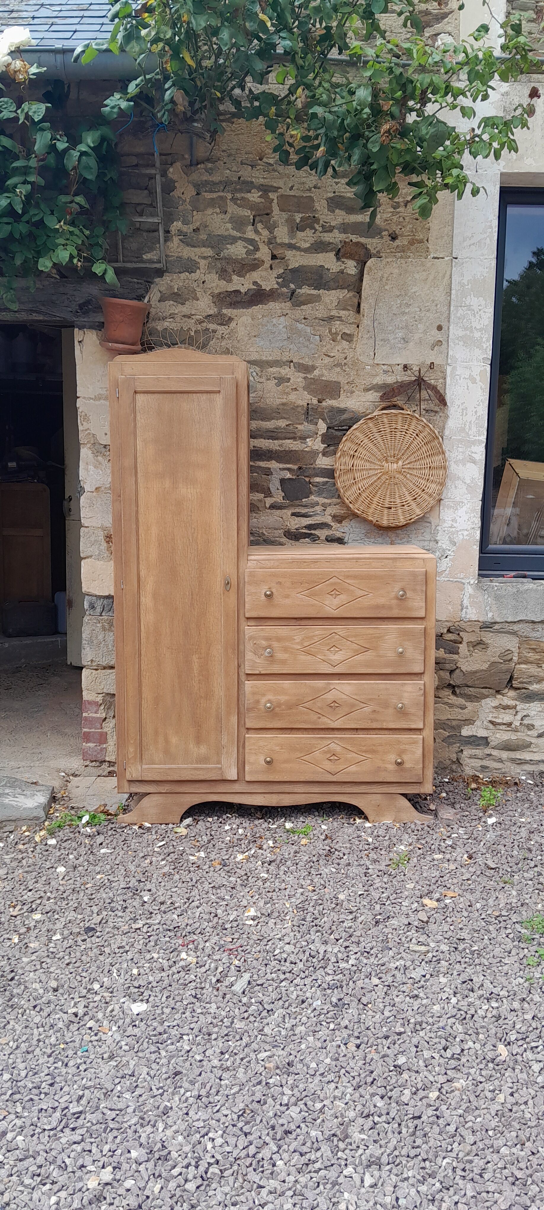 Asymmetrical cabinet