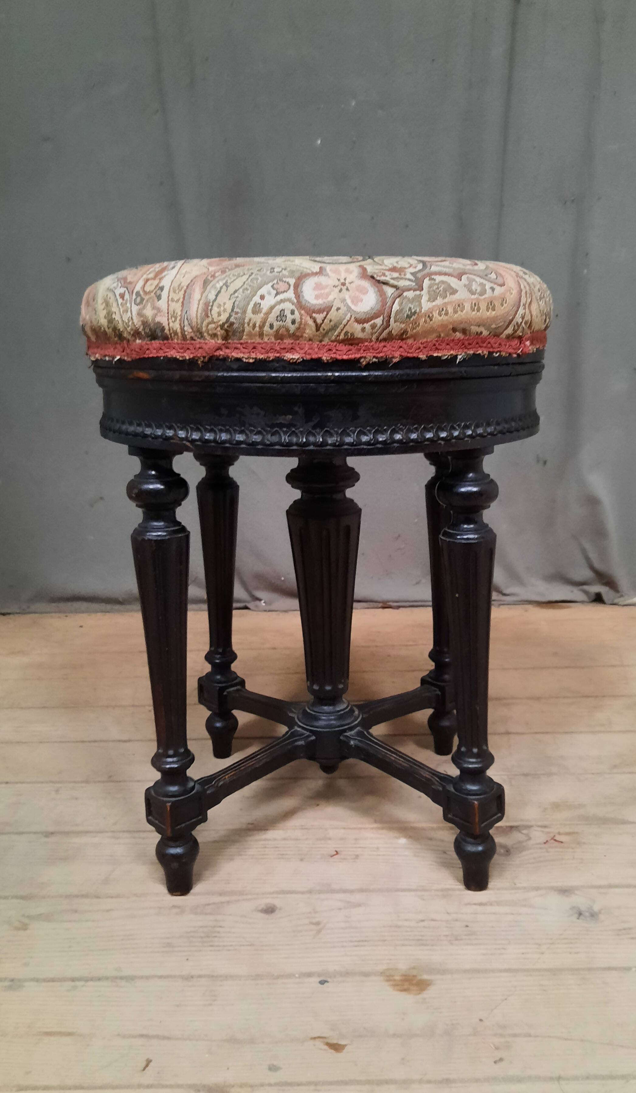 Napoleon III piano stool