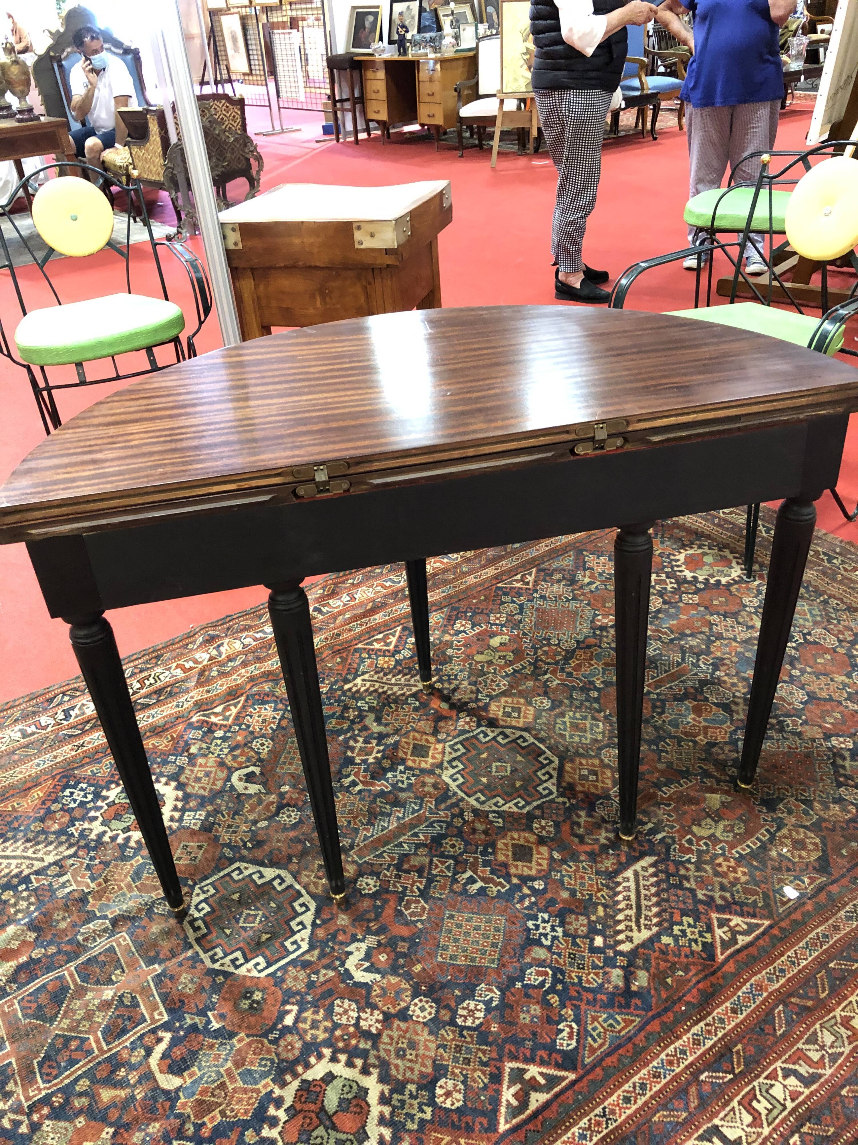 Half-moon table with extensions