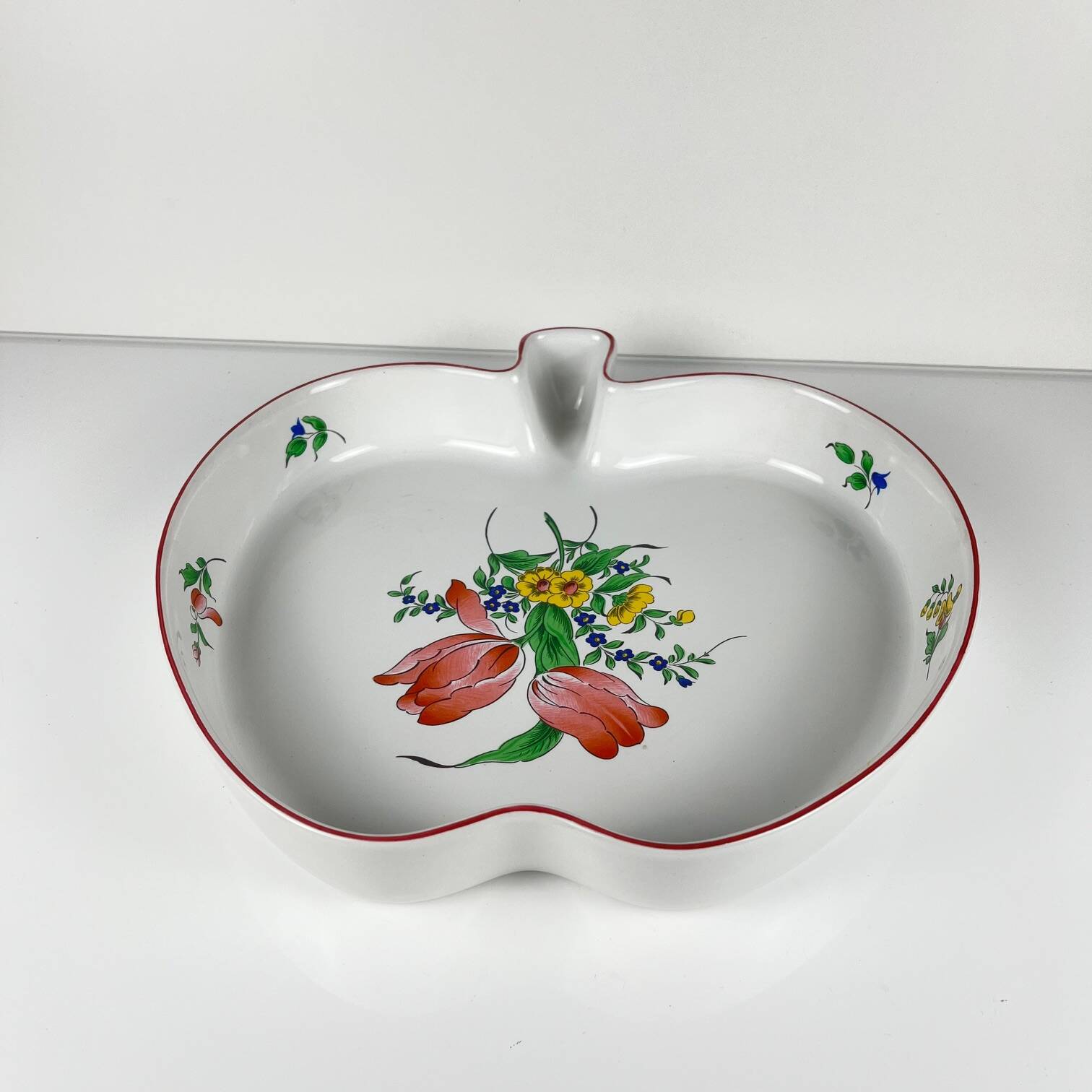 Apple-shaped dish model Réverbère by KG Lunéville
