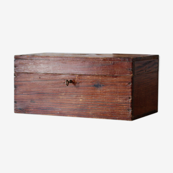 Boîte en bois sculpté à serrure