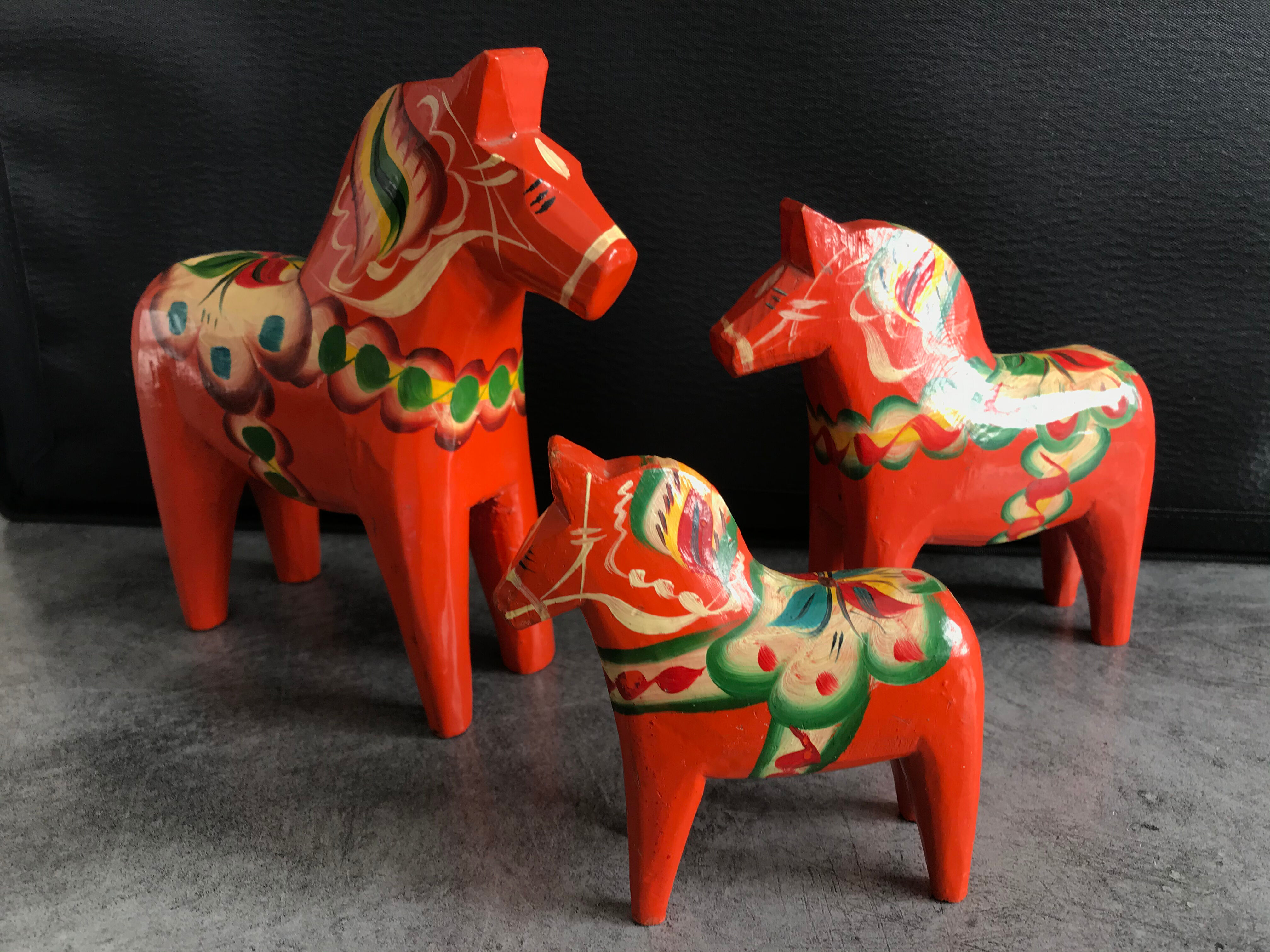 Set of 3 wooden dalecarlie horses