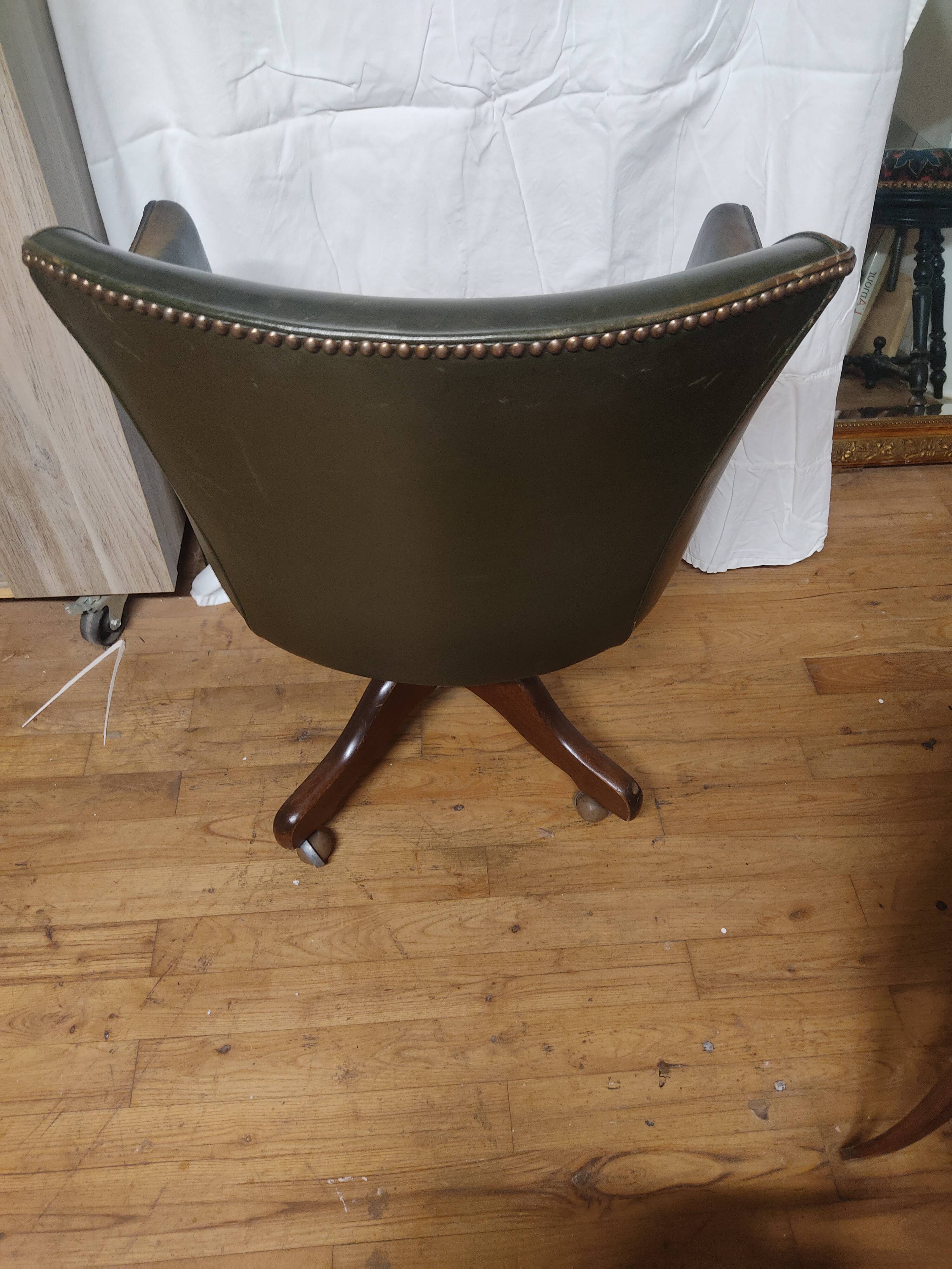 Fauteuil de bureau cuir vert.tournant.