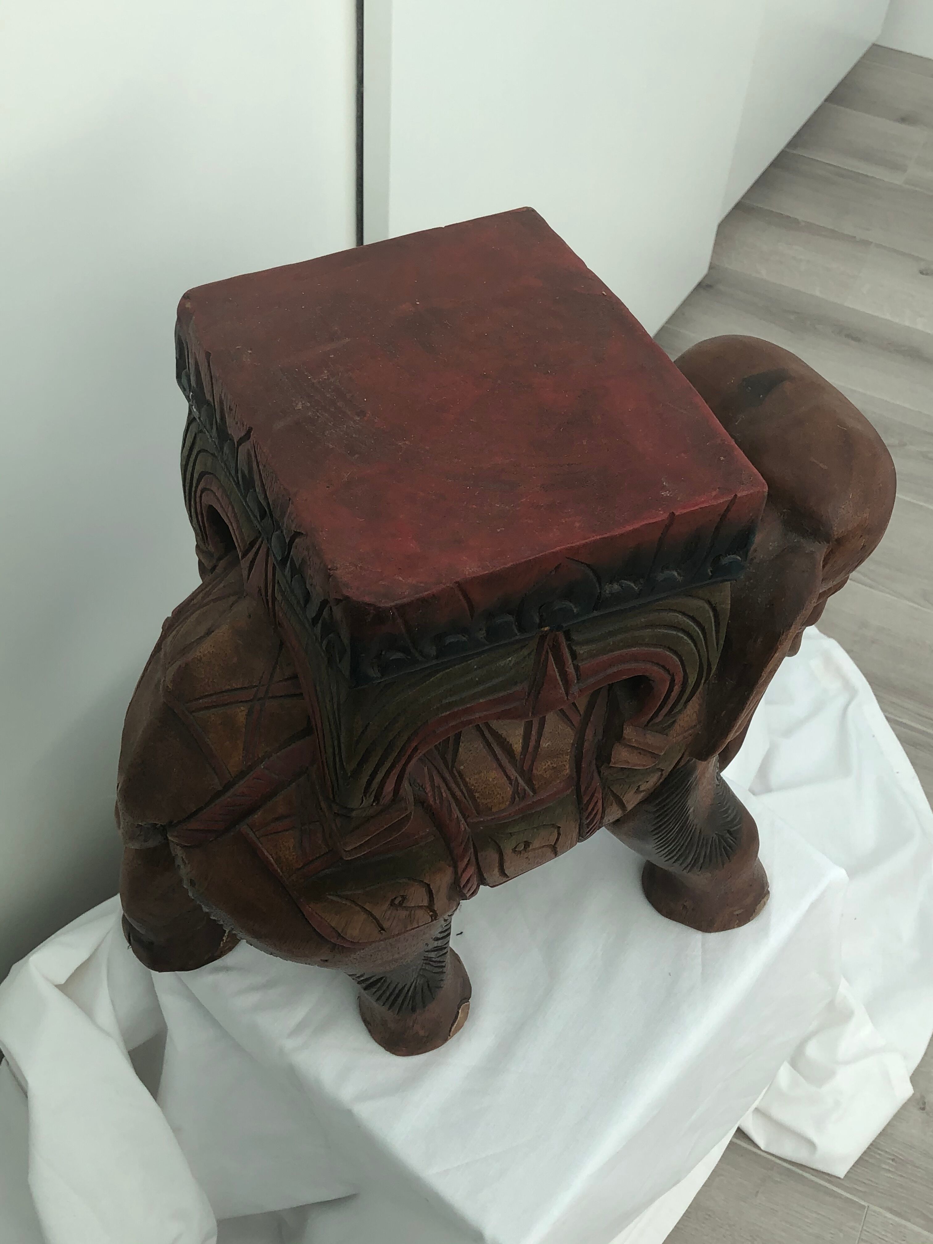 Tabouret éléphant en bois sculpté polychromie