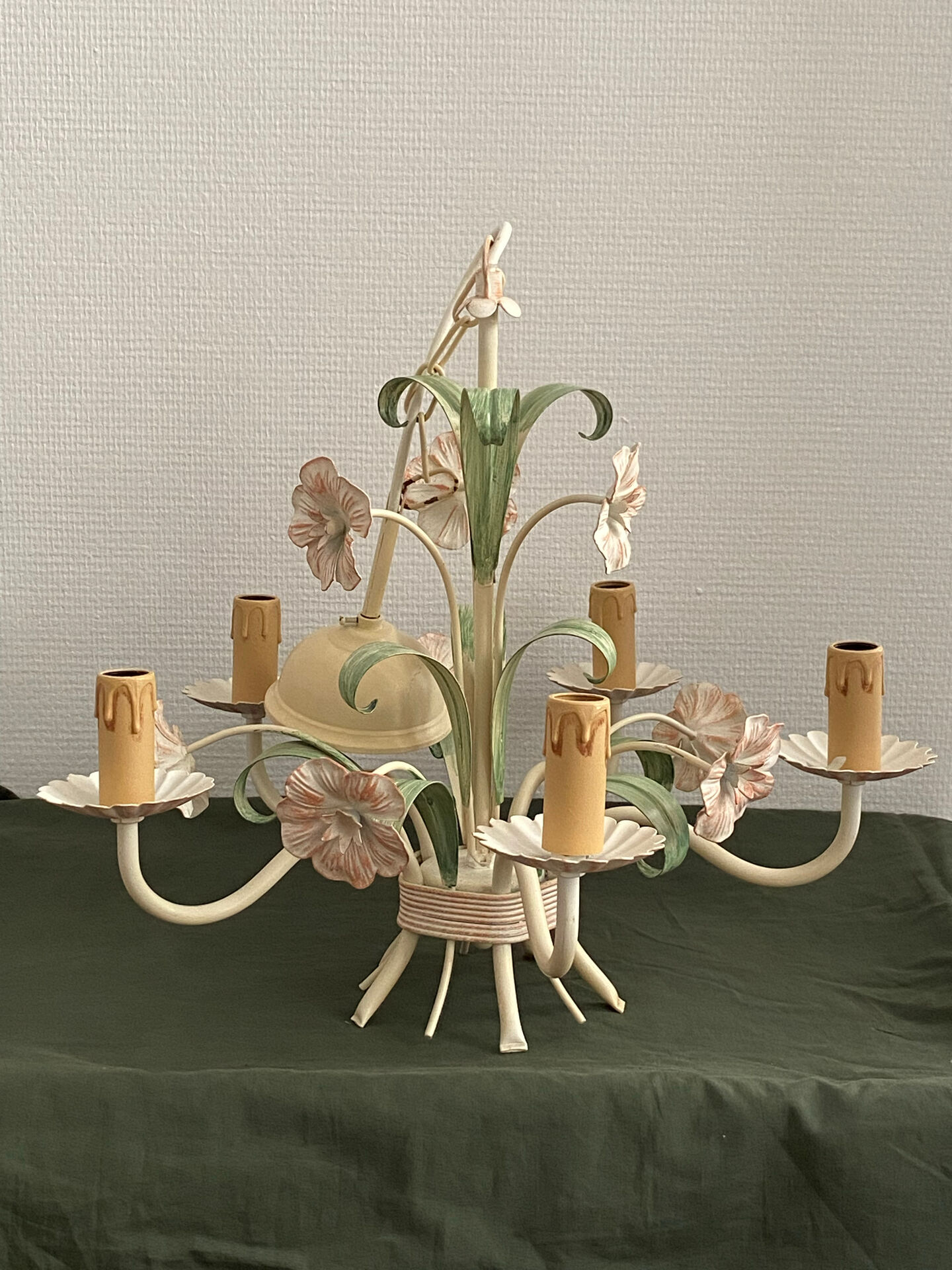 Five-branch enamelled metal chandelier with pink flower decoration.