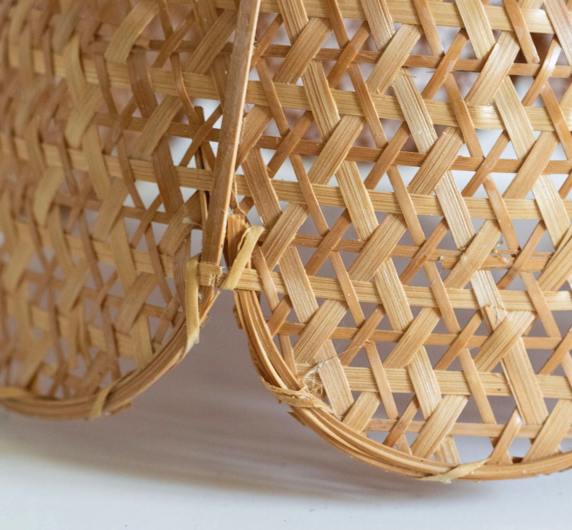 Vintage flower suspension in wicker rattan