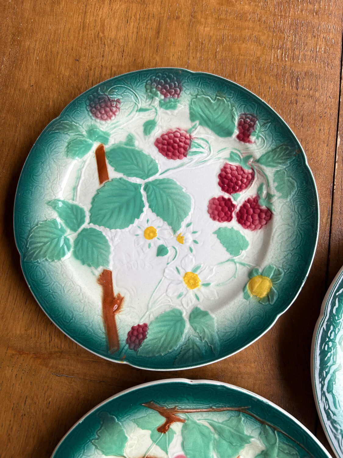 Dessert plates barbotine