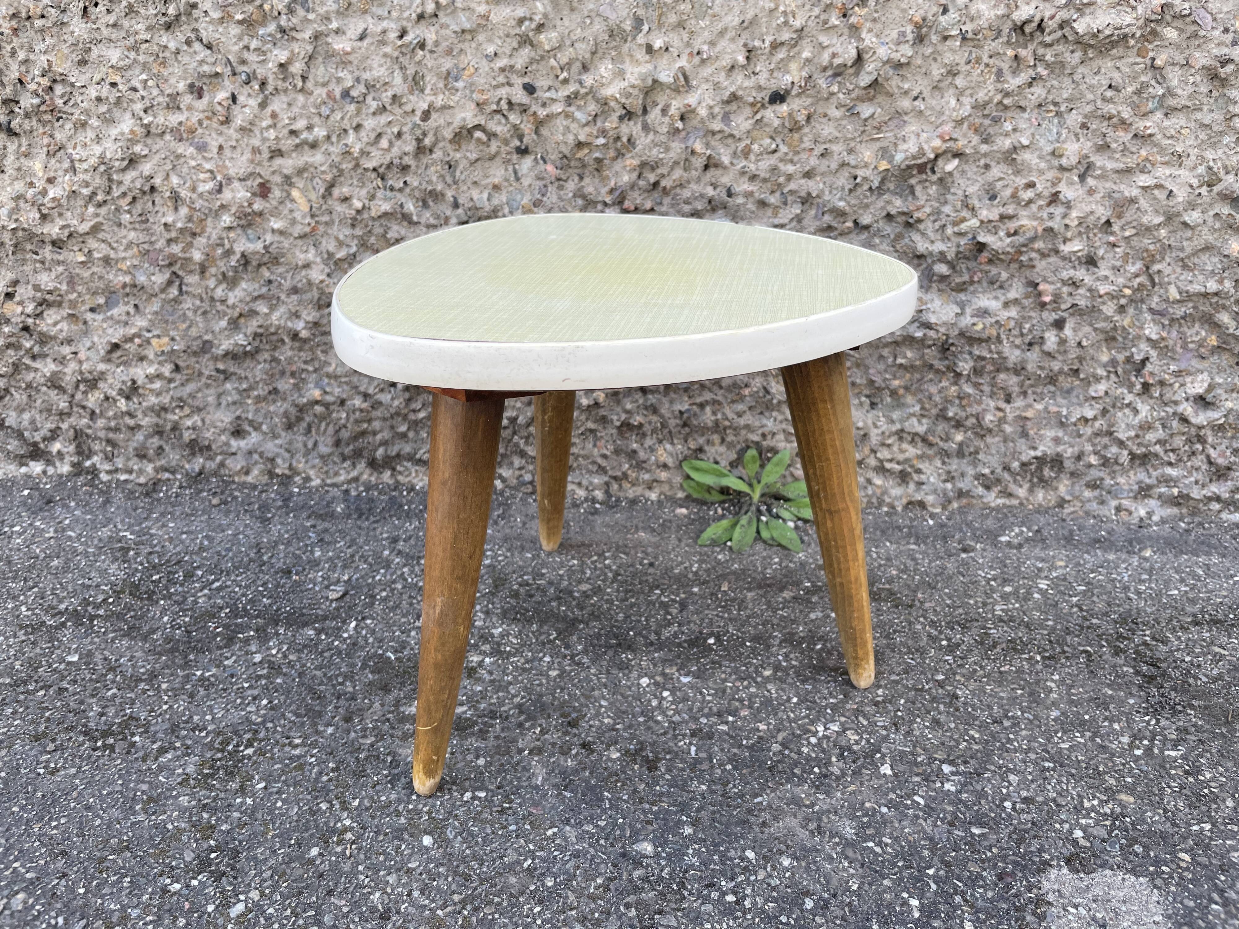 Small triangular paneling small yellow coffee table tripode door midcentury plant 1950 old