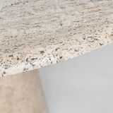 Grande table de salle à manger ronde sculpturale en travertin blanc crème, Italie, 1970