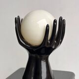 Lampe a poser vintage 1980 mains enserrant boule verre blanche
