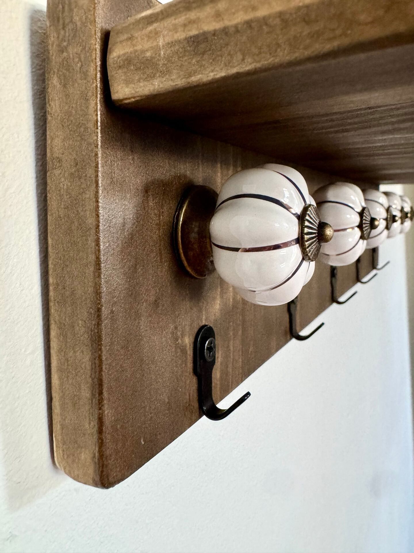 Wall-mounted key holder shelf | ceramic knobs | ceramic knobs