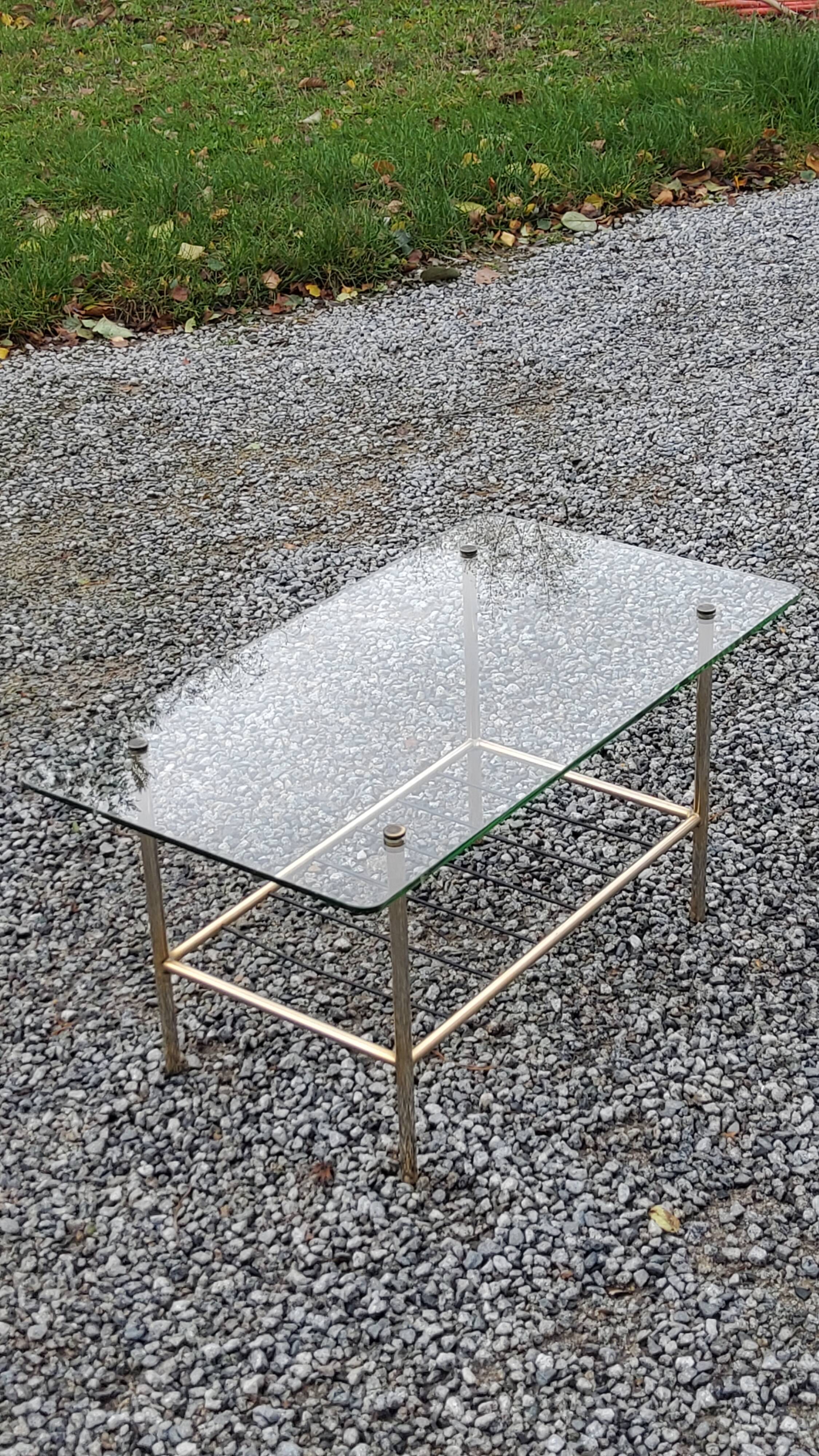 Table basse vintage en métal doré et noirci plateau en verre des années 60