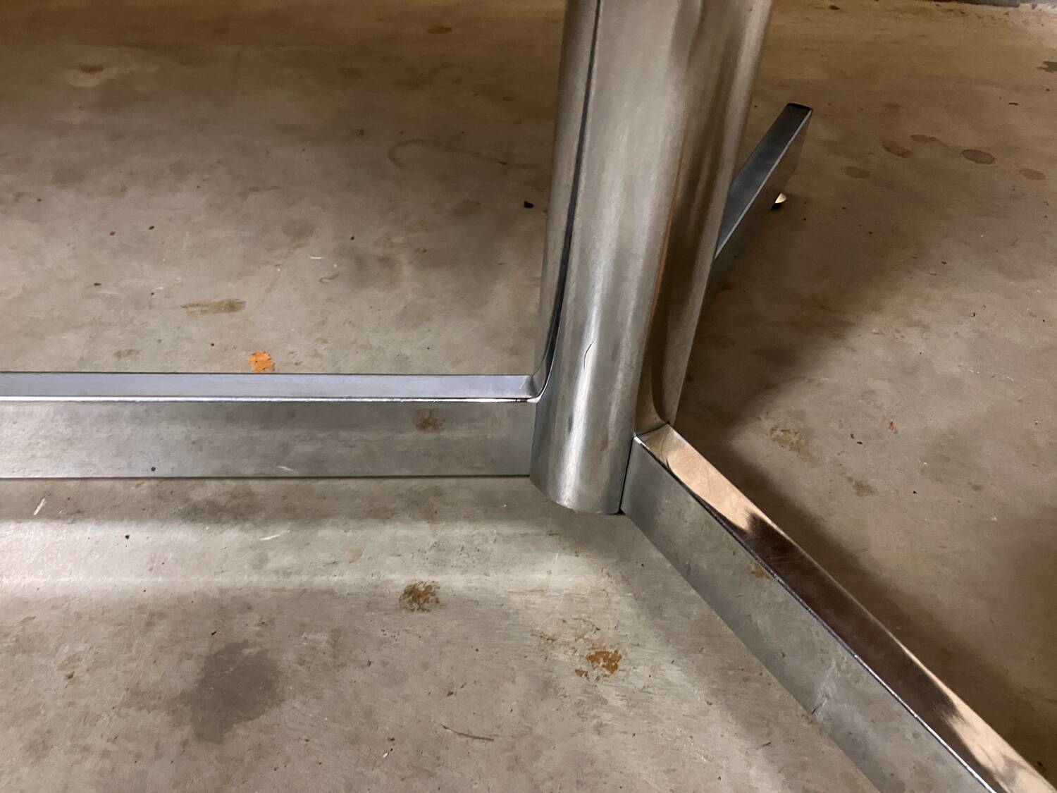 Table de salle à manger vintage chromée en merisier massif de style industriel