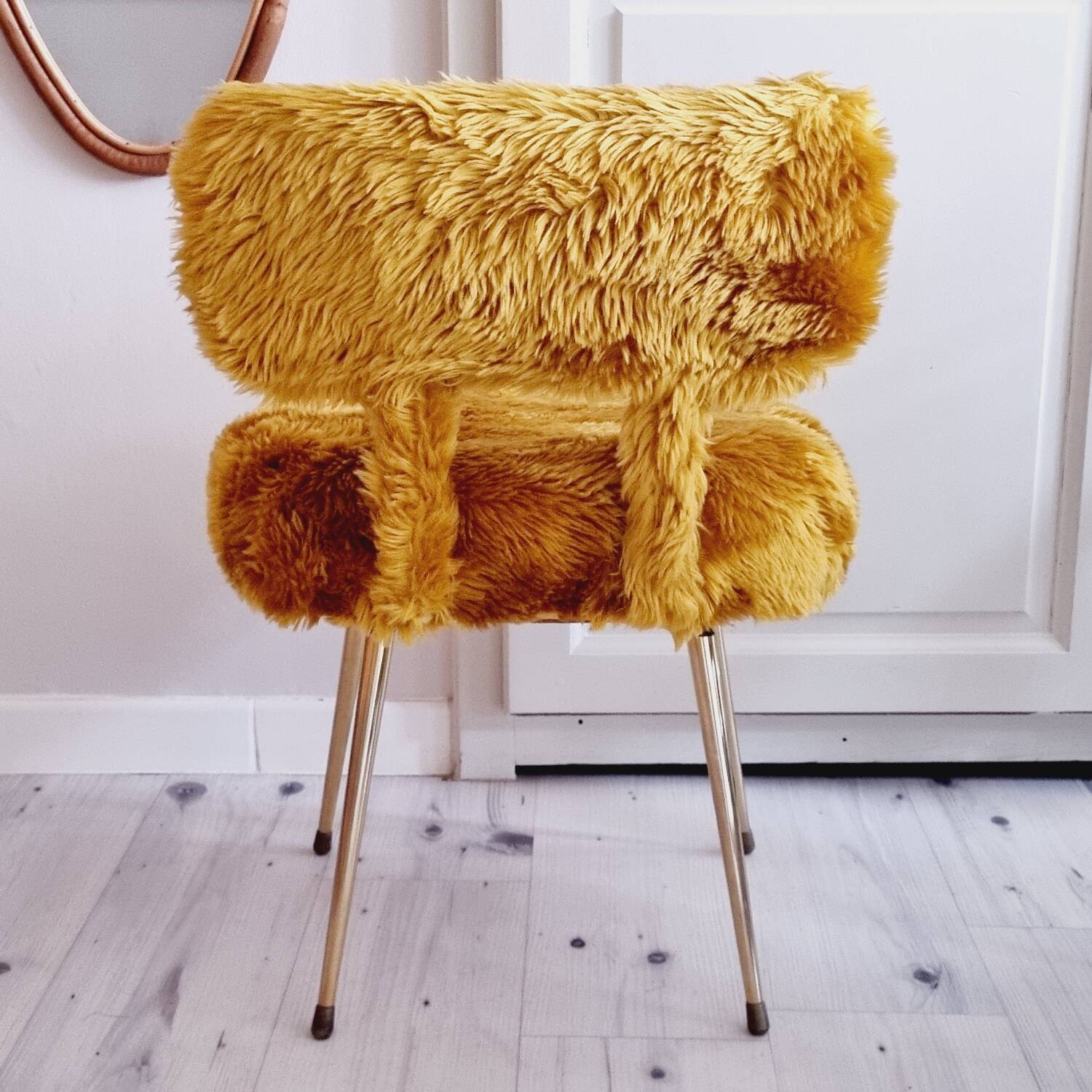 Chaise en moumoute moutarde, Pelfran France