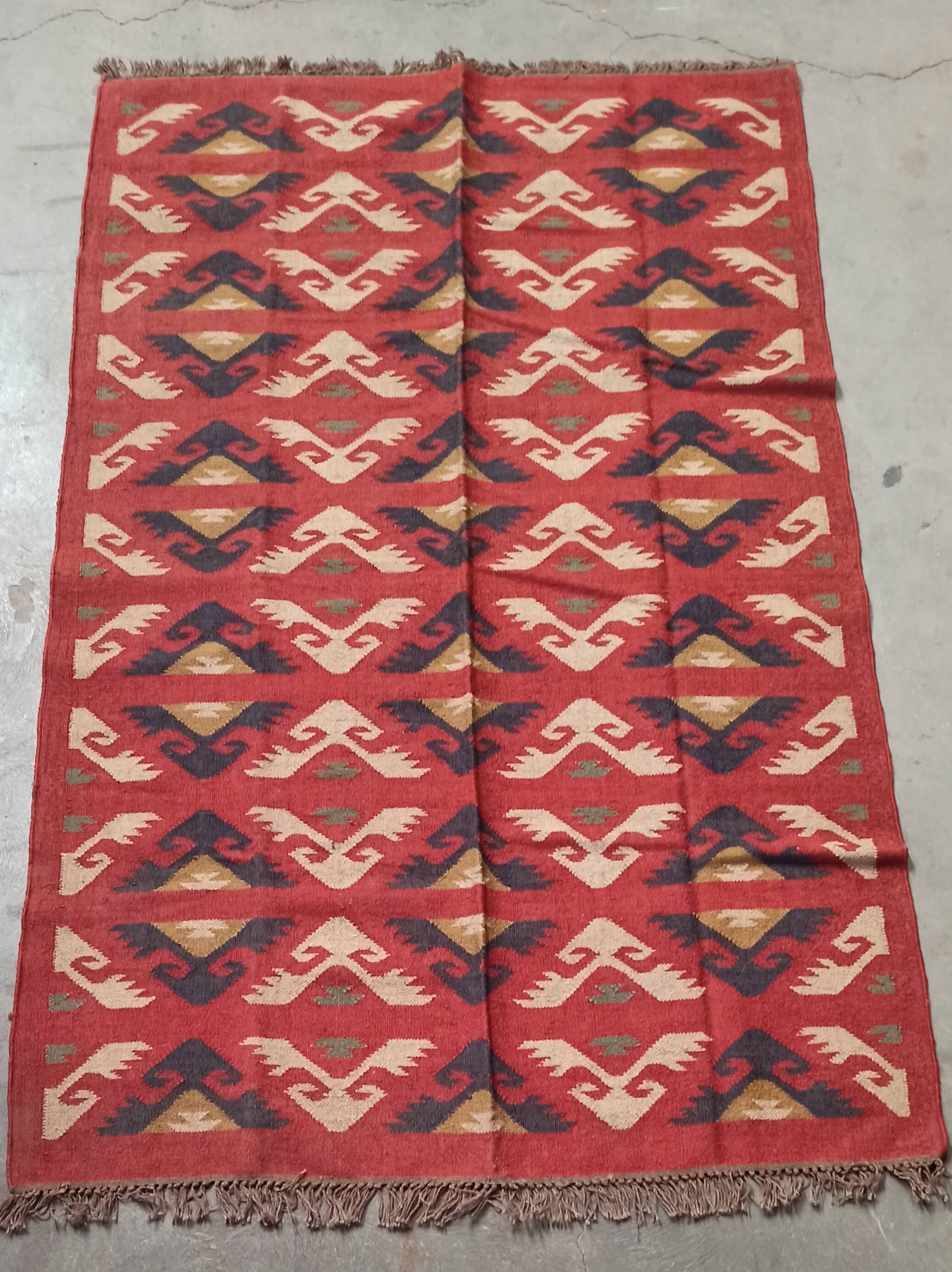 Tapis kilim en toile de jute et coton. 150cm x 250cm
