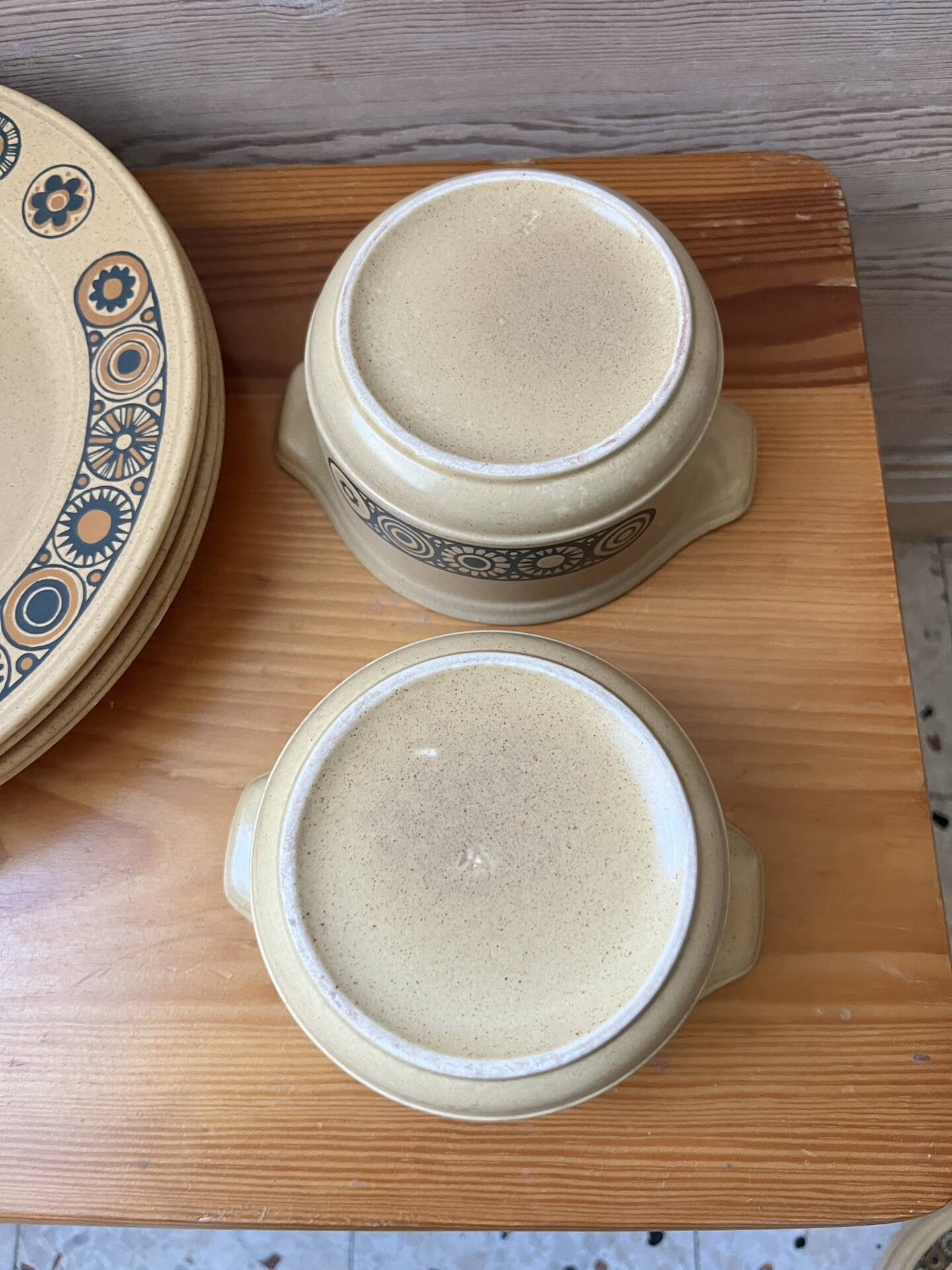 Série de 8 assiettes et 2 bols
