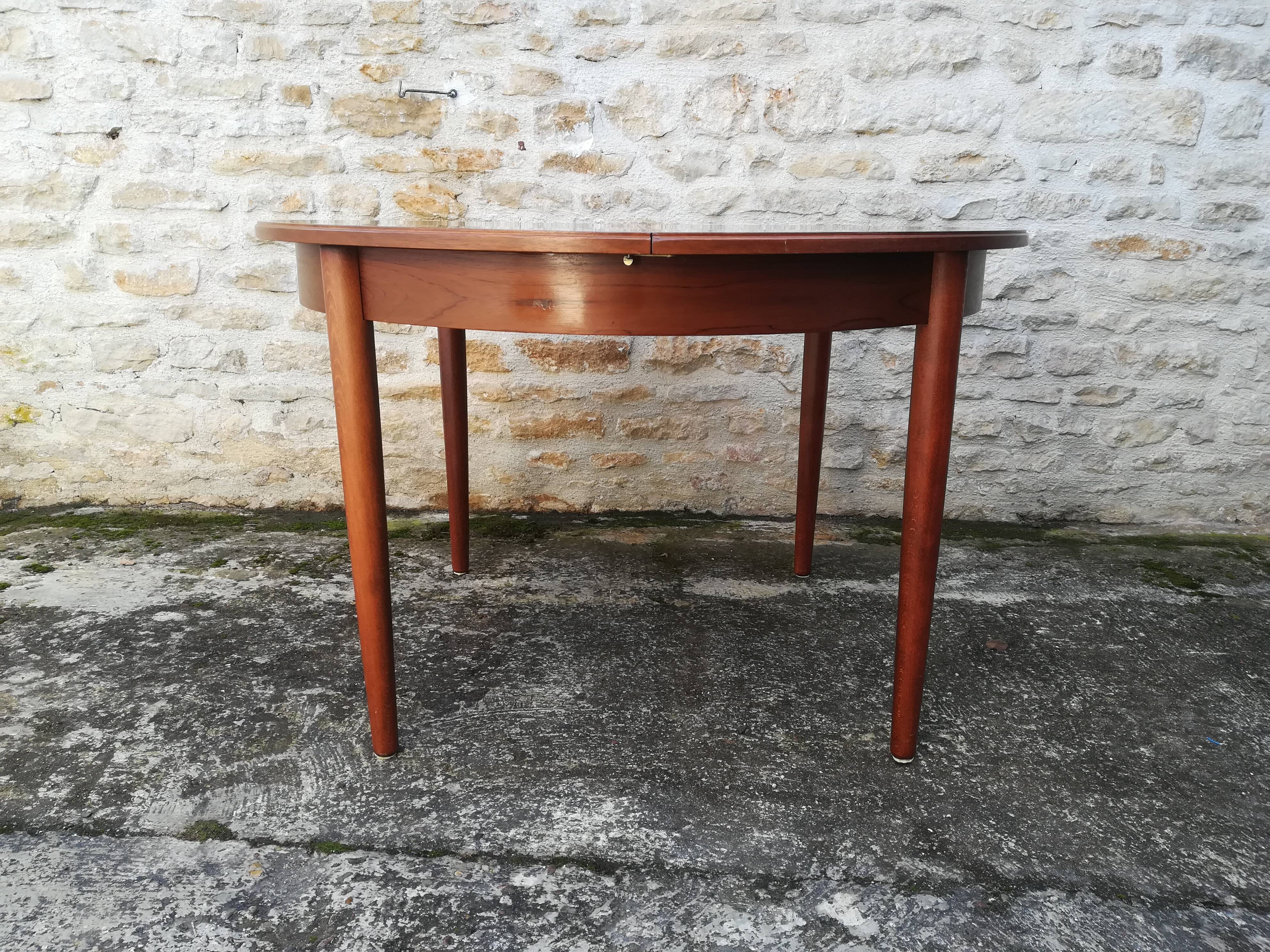 Scandinavian table with extension