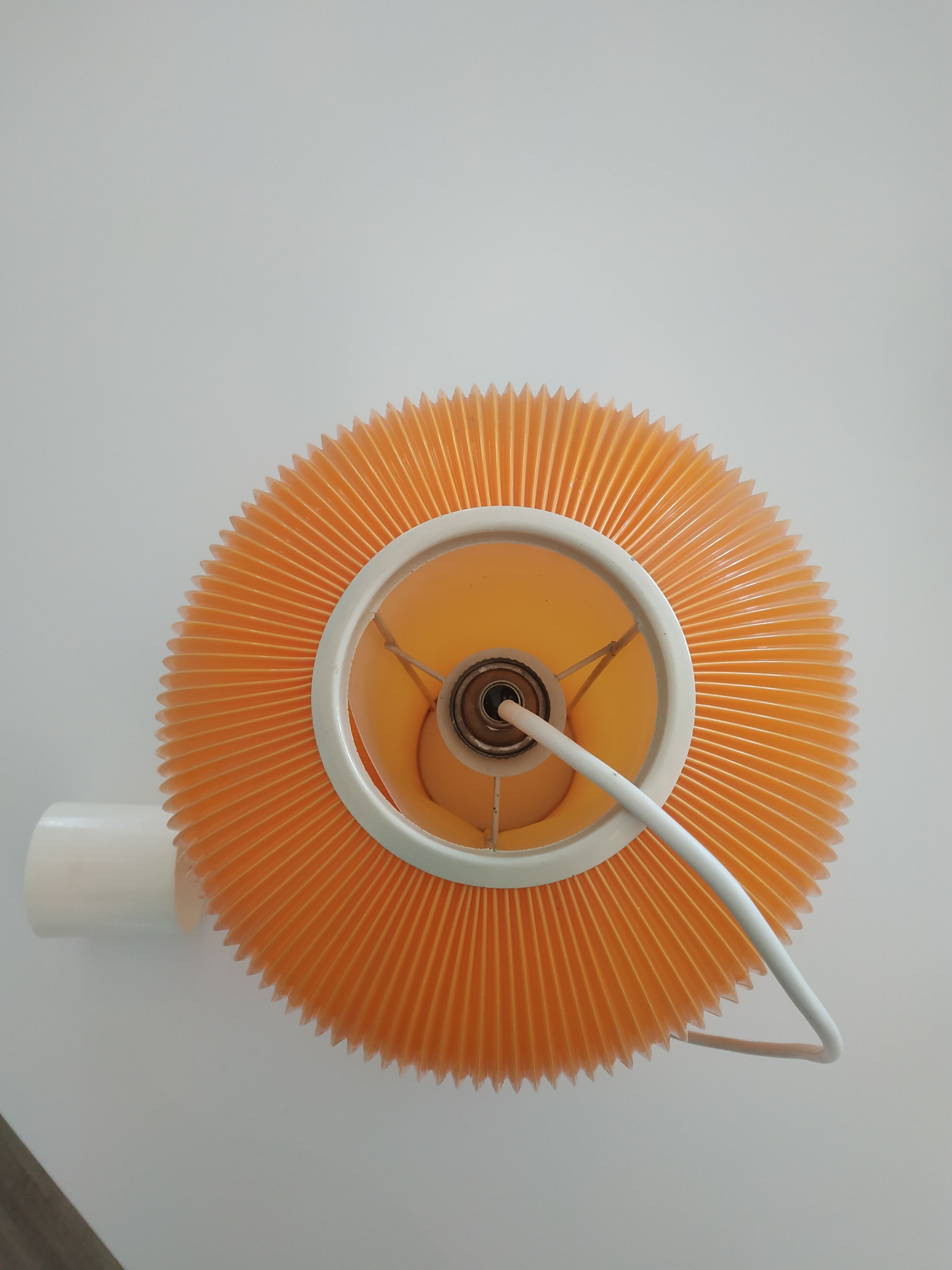 Suspension en rhodoïde orange par  Rispal, 1950
