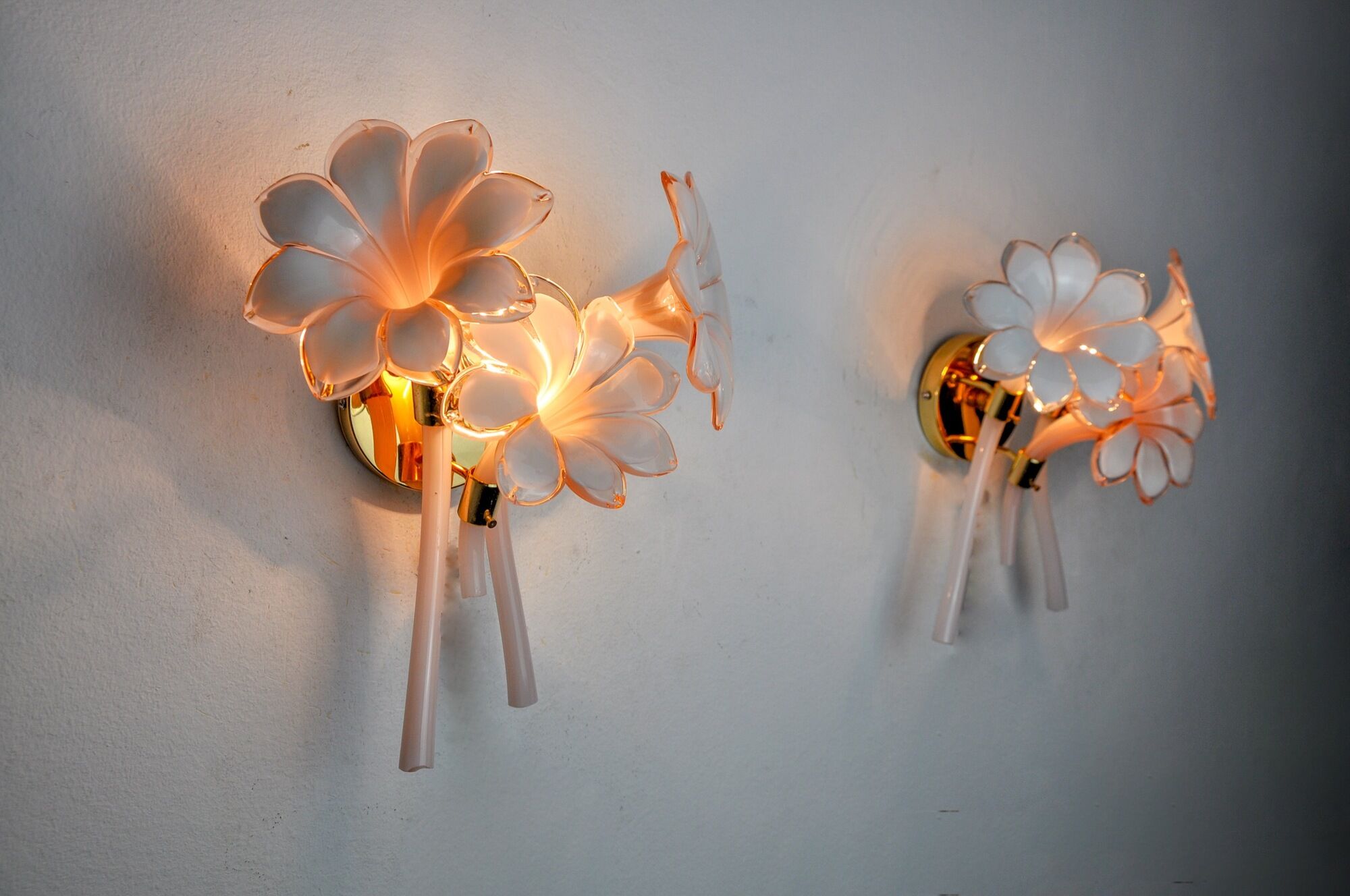 Paire d'appliques fleurs de lys roses, verre de murano, Italie, 1970