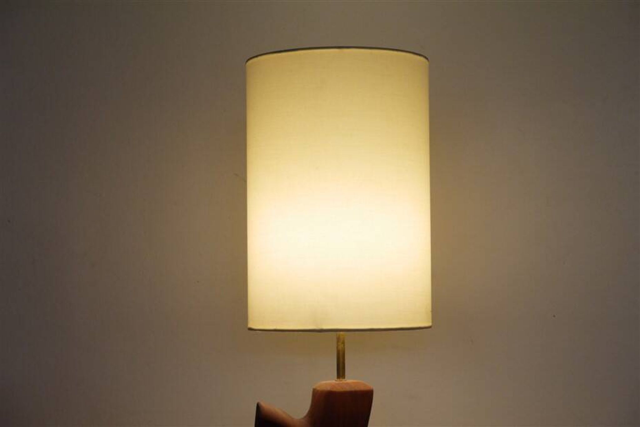 Lampe scandinave en teck monoxyle 1960